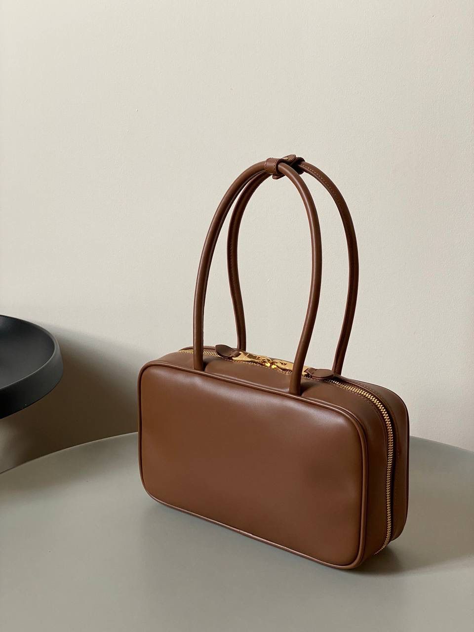 🈶棕色 | 小号 𝗠𝗶𝘂𝗠𝗶𝘂公文包，大爆款 谁懂啊！小号也太好背了 今年九月份新推出的新尺寸❗️小个子的大福音哇！ 大号hold不住的姐妹，这个号就非常合适了！ 手拎肩背都刚刚好，小巧又不压个子 小号：18×30×9cm #F0020m 大号：23x34x10cm