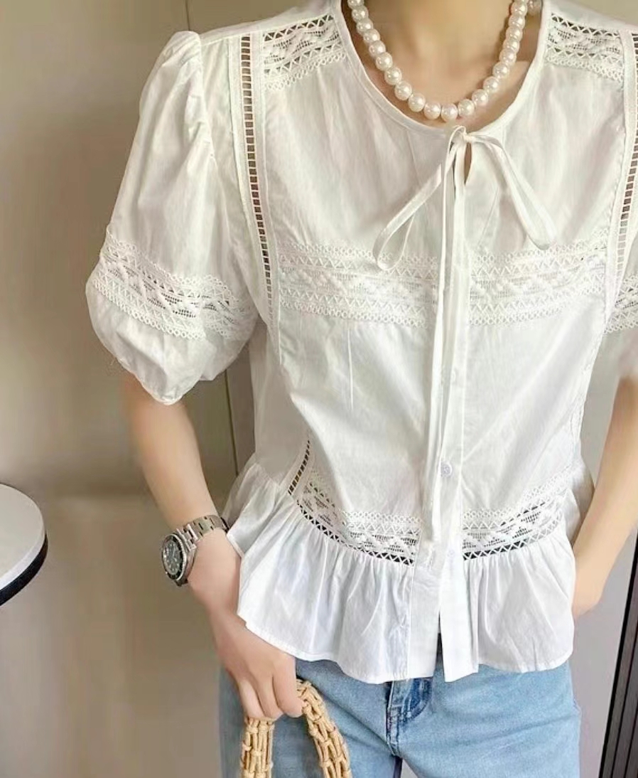 French-Inspired Cotton Blouse with Lace and Tie Detail ‖ 法式蕾丝拼接系带棉质上衣 KR01871151