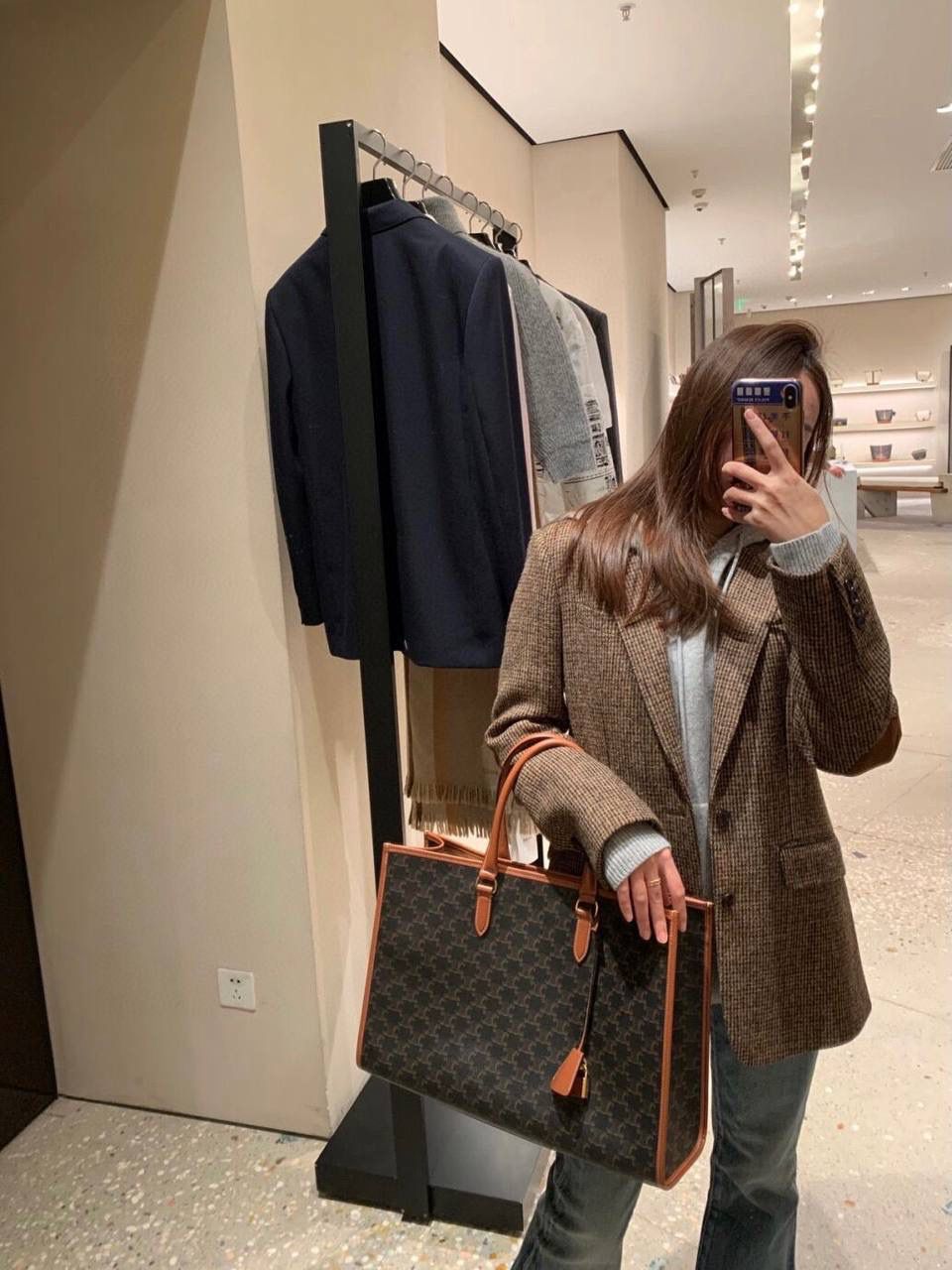 🔥大货实拍图 𝗖𝗘𝗟𝗜𝗡𝗘 ♥ 𝗖𝗔𝗕𝗔𝗦 𝗧𝗢𝗧𝗘大号 型号：197912 大号尺寸：43*30*10cm 小号尺寸：35*22*7cm 𝘾𝙀𝙇𝙄𝙉𝙀 𝟐𝟎𝟐𝟐秋冬新款～老花帆布cabas真的是大号包中的战斗机！耐刮擦，轻便，容量大，装电脑不在话下！更加感人的是袋口有暗扣，安全感满满，日常出门使用都很合适，职场女性和宝妈就更加不能错过啦！