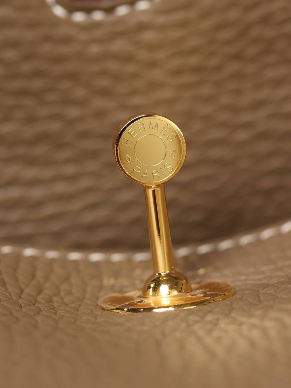 Hermes 爱马仕 Lindy Mini 19cm 大象灰金扣👜✨ Lindy 独家渠道货 独家欧洲原厂皮原厂五金组装的ZP尾单货 尺寸：19*12.5*9cm Lindy是采用原厂的正品TC皮，什么是TC皮？ 爱马仕专用的clemence,简称tc皮，是Hermes最受欢迎的皮革之一，颜色会比Togo少一些，但是纹路比Togo细腻，含油更高，更软，因此稍稍有些下垂感的特点。