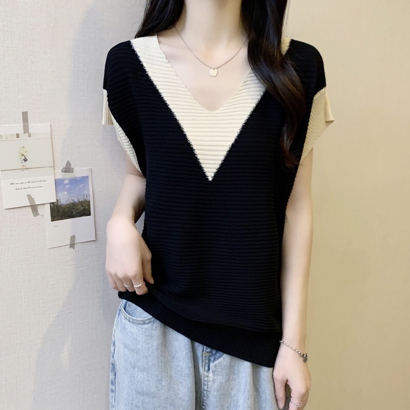 B102(1001) 韩版减龄拼大V撞色边领与袖黑针织上衣