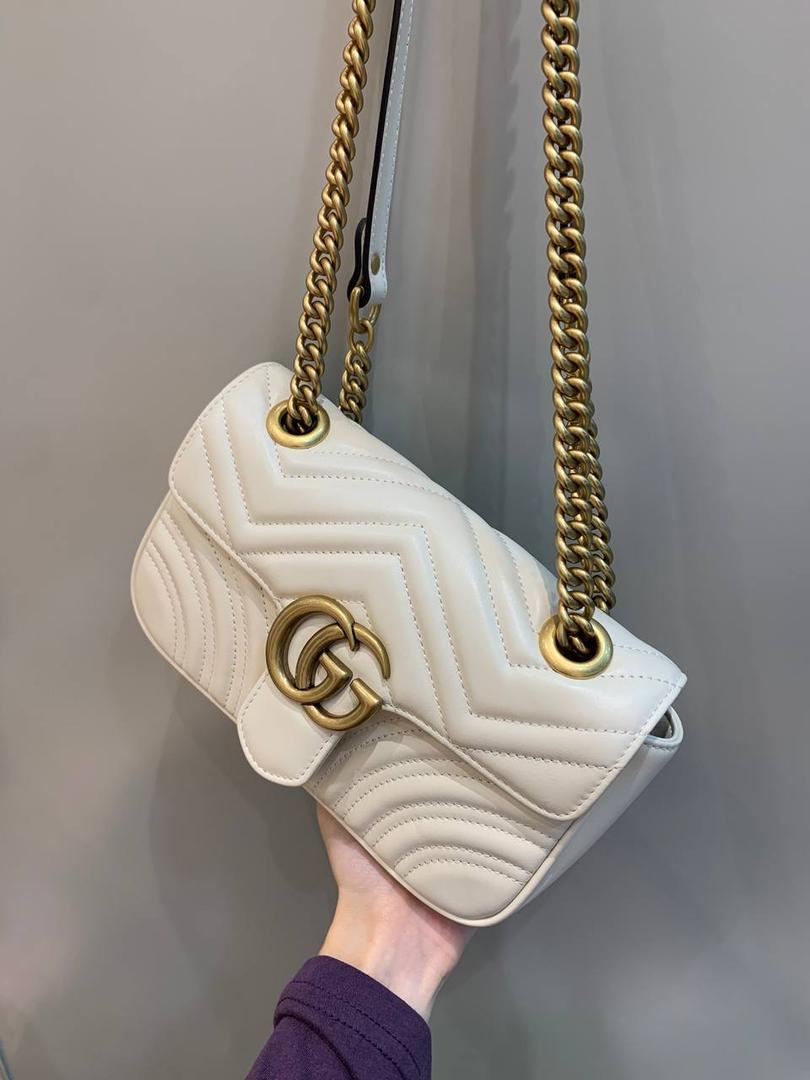 新背景实拍正品级 。经典款金扣白色22cm‼️ 黑色销量第一的话那白色绝对稳居榜单第二、夏天超级热卖，基本人手一个，奶白奶白的颜色，简单干净舒服，皮质五金都是最好级别的，恰到好处的复古调调，很有质感‼️ 型号446744；尺寸22/13/6cm