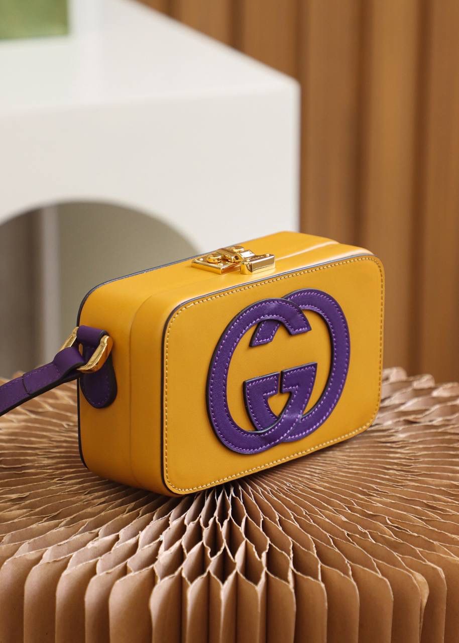 ▪️ 𝙂𝙂盒子包 高级感撞色设计#658230#▪️ ✔️尺寸：17*10*5.5cm 小古新品𝙂𝙂撞色设计盒子包， 这一届的新品太让人眼前一亮了， 撞色的设计搭配盒子包造型， 自带可爱少女气息，竟然附带一丝复古元素！ 盒子包造型搭配经典的𝙋𝙖𝙙𝙡𝙤𝙘𝙠系列锁扣， 可爱的元素搭配经典的搭配融合得恰好！🌈爱了，双𝙂增添了当代时尚格调！