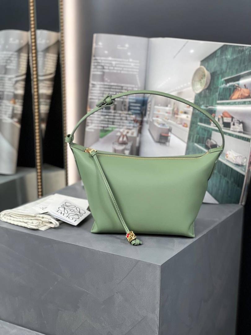 * 小号纳帕牛皮 𝐂𝐮𝐛𝐢 手袋👜 颜色：竹青绿 尺寸：21-17-13cm（中部最宽24cm） 编码：062207 Cubi手袋是一款宽敞的手拎肩包，带有牛皮革底座和柔软的包身。拉链头上的心形骰子五金🎲。肩背或手拿*可调节肩带*拉链封口，牛皮革拉链头*内部插袋*人字纹棉纺布内衬里*Anagram压纹