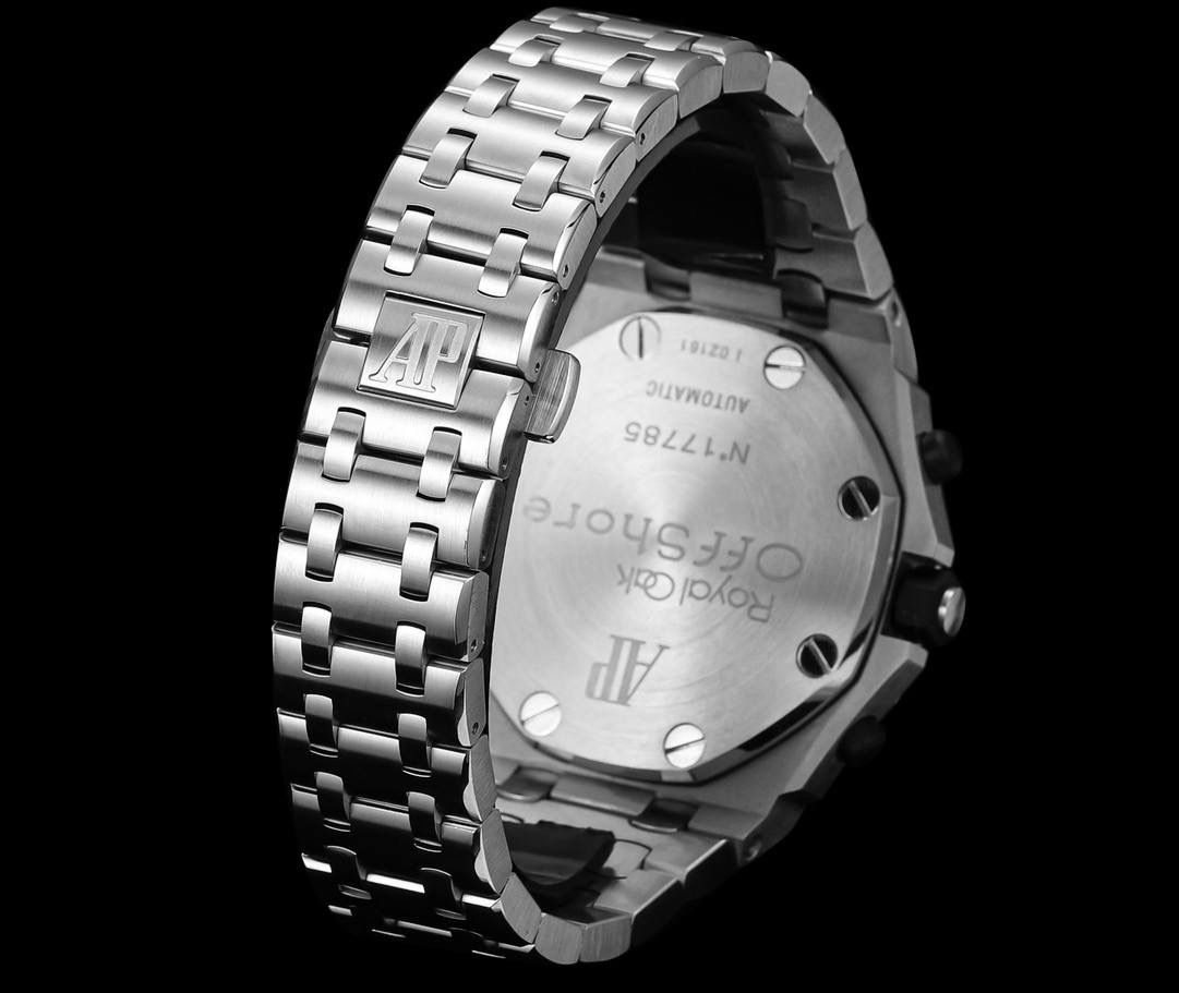 🚀皇家橡树离岸型26400/26238/26470系列正式登场！款式最全，做工最好的爱彼计时款腕表来了，有做工好的顶级货😍💯廉价的小厂货就别去考虑了！ 1，机芯采用12位小秒的定制版3126计时机芯，完美还原原版所有功能。经过精密打磨，大大加强了其稳定性。 2，其中碳纤维系列表壳采用全新碳纤维复合材料——「Carbon TPT® B.4」打造，这种高科技材料比常规 Carbon TPT® 密度提高4%，纤维硬度提升15%，树脂强度提升30%，材料结构经过各项异性优化，保持轻盈同时无比坚韧，提供迄今最强的抗冲击性能。 3，字面颜色均采用目前最先进电镀技术，非几年前的简单喷漆技术。每一个巧克力格纹装饰，通过CNC级别打磨，无限接近原版。 4，同步原版搭载微微活动头粒，胶带采用进口氟橡胶材质，皮带采用美洲鳄鱼皮材质，更加耐磨耐造。