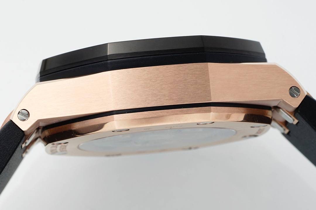 独家开发爱彼皇家橡树离岸系列26420，购入原装1.1打造💯🔥全表采用德国最新cnc技术，每个细节都同步原装，表带表扣通用原装技术实现快拆技术可同原装互换，字面采用最新款纵横格纹面，上手霸气豪华，机芯使用最强丹东机芯外观复刻原装4401机芯实现正面反面与原装难分雌雄。首批数量有限先到先得。首批颜色分别为，1，玫瑰金熊猫眼，2，最火沙漠黄烟熏盘，3，经典蓝盘白眼，4灰盘蓝眼睛，5，经典百搭白熊猫。