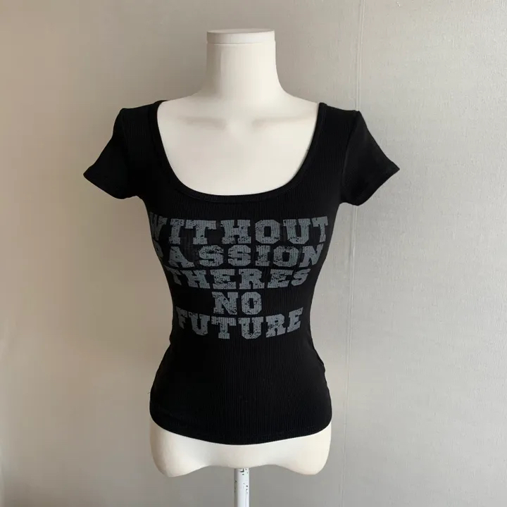 Ribbed Scoop Neck Graphic Top