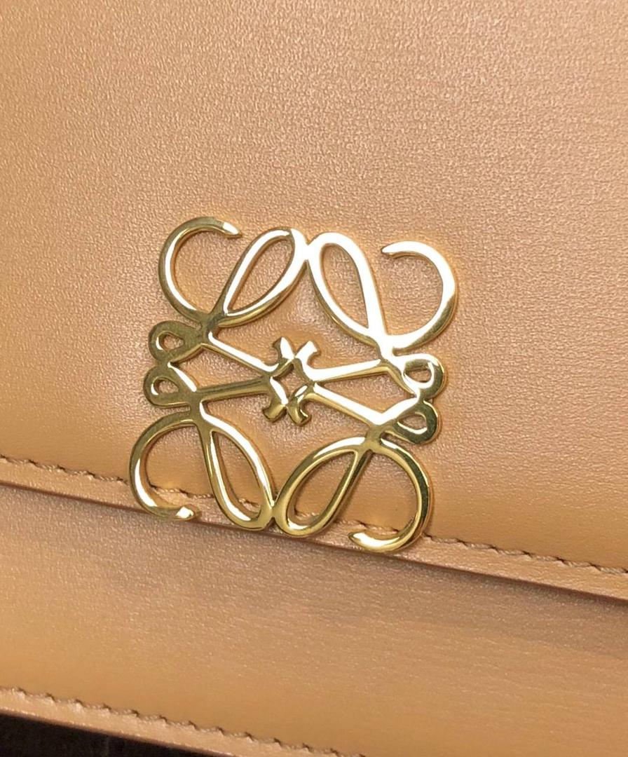 中号『 L0E💟WE GOYA 』 ⭐ 泫雅.周也.曾黎.虞书欣.宋茜.宋妍霏…众多明星同款哟～😘 ⭐能装，好搭，又不怕造 光滑丝绸牛皮革除了显高级外，上手如婴儿般肌肤娇嫩平滑，让你非常想保护她，呵护她呢～内饰细腻napa羊皮三隔层，贴心设计了暗扣和背面小侧袋，收纳方便➕安全感满分💯 ⭐灰常匹配当下的极简风，难得是拥有一大票靓丽颜色，无论是优雅知性，还是我们活泼开朗的小仙女们，都可以闭眼入啦！想凹造型？想上班通勤？怎么用怎么挑，都不会错^_^ 一句话，若🈶️此包，前者皆可抛！ 就算吃土也要买下呀呀呀～～ 中号尺寸：23-15-6.5CM 型号：012121蜂蜜色