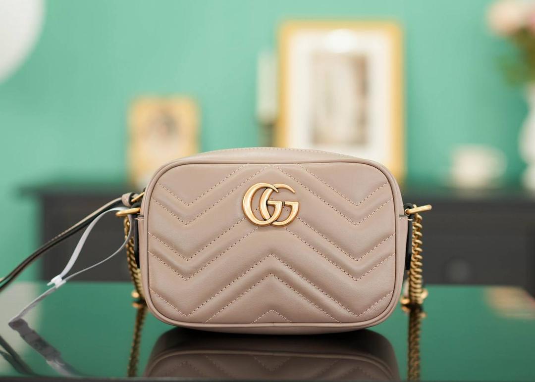 👜🔥Marmont系列绗缝迷你相机包 奶茶色 18cm （原厂皮 全铜五金） 正品售价¥12.000 独家原厂皮发售 限量级别 奶茶色超好看 经典百搭不挑人 自重很轻 链条搭配皮革的肩带不怕溜肩 毫不夸张说 绝对是日常用出场率最高的包 官方款号 448065 尺寸迷你：18x12x6cm 小号：24x13x7cm