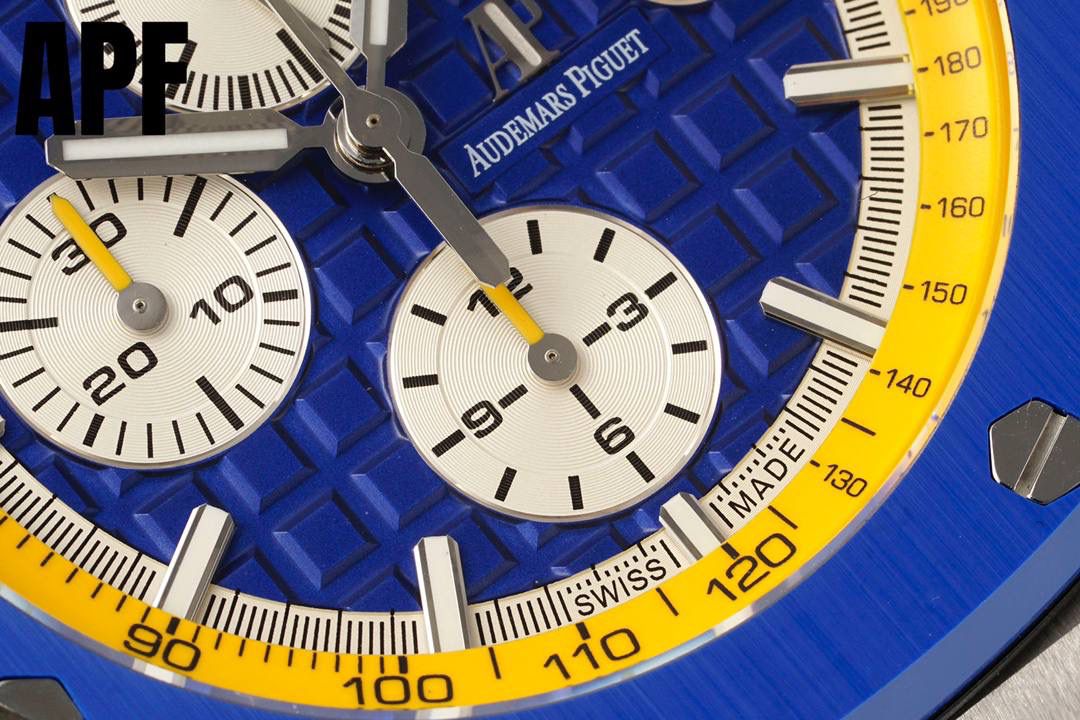 全新升级“夏日爆款”爱彼皇家橡树离岸型26470系列42Mm腕表 秒杀市面上所有版本“封顶之作 杜绝一眼假”在原有的基础上 潜心研发 突破壁垒 “打破原装封锁技术，同步原装独家计时码表款可松动头粒”使上手最大程度贴合手腕，大大提高了佩戴的舒适 同时也杜绝一眼假的尴尬处境。APF厂真正做到从每一个喜欢手⌚️的表友角度考虑 1. 表壳与圈口的选料，使用进口的氧化锆，无需任何颜料，以超高的压力与超高的温度锻造，形成超高密度的彩色陶瓷 2.采用最新CNC级别的打磨技术，将整个表壳的个个角度完美处理，3.每颗六角螺丝都与表框处于同一平面上，不接受一丝一毫的凸显与凹陷，真正诠释了何为顶级复刻艺术 4.表盘以爱彼经典的大格纹为背景，层次分明的方格排列，经过完美打磨，将匠人的工艺体现的淋漓尽致 5.镜面采用双面蓝宝石镜片，天然橡胶皮带，6.机芯采用原装3126的计时机芯，十二位的小秒，6点钟位和九点位的12小时计时与30分钟计时，完美的还原了原版的所有功能，每块手表APF厂都经过人工QC确保机芯的稳定性，真正做到无可挑剔欢迎各位 表友鉴赏🔥‼️