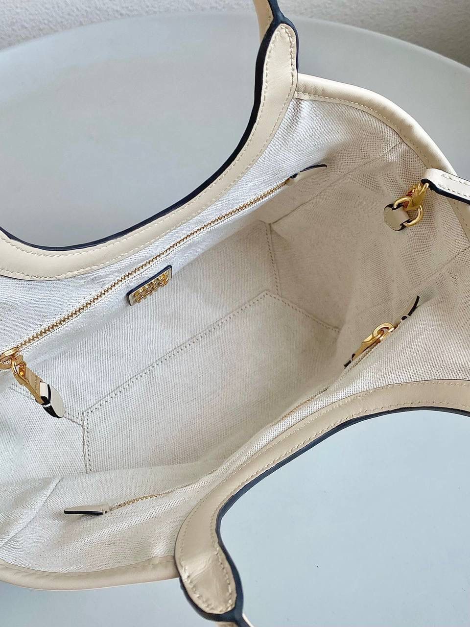 🈶沙粉小号 𝗠𝗶𝘂𝗠𝗶𝘂托特！！ 近年miu家真的很会，都是心头爱 慵懒惬意的敞口托特搭配弧形包口 同色系浮雕logo低调又高级 软而不塌的全牛皮质感绝！ 中号大气的包身，男生女生都能驾驭 随时随地的凹造型 小号可以斜挎 小巧可爱，可太适合霓虹妹了 被痕痕拿捏住了🤙🏻 22×12×32cm #F0120m