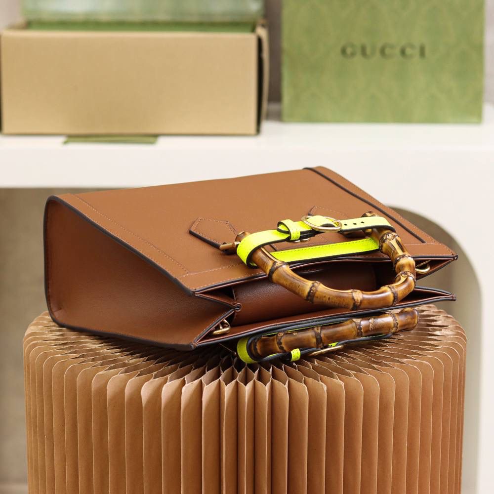 𝐆𝐮𝐜𝐜𝐢 𝐃𝐢𝐚𝐧𝐚 小号#660195#正品皮 ▪️尺寸：27*24*11cm 𝐃𝐢𝐚𝐧𝐚竹节系列以经典致敬100周年， 黛安娜王妃最爱的经典竹节再次回归， 托特造型融合复古元素的竹节， 实物真的太惊艳了， 小号尺寸更适合通勤风， 手提或者斜挎， 悠游于日常与工作上班之间， 时髦感别具一格， 经典百搭，个性又不失优雅感， 搭配彩色的扣带， 简直增添了少女气息！🌈🎀