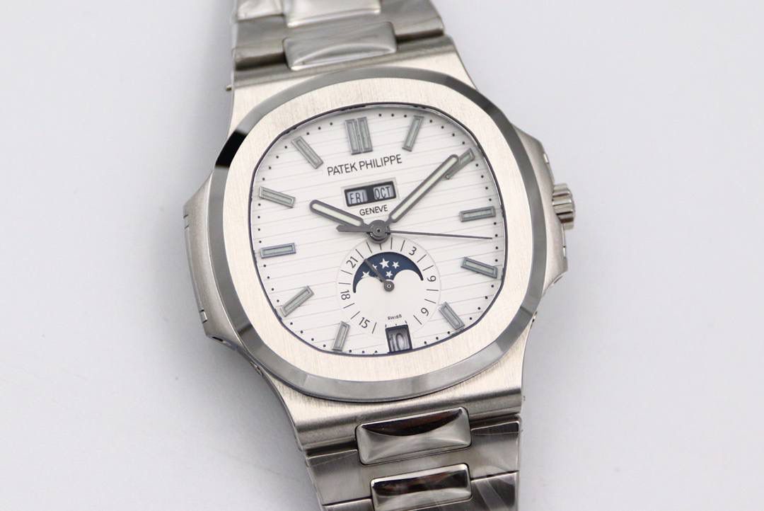 🔥新一代V3百 达 翡 丽🔥Nautilus年历腕表5726系列顶级版本 1⃣️全新一代V3表盘渐变深蓝色更加接近原装，正面可看出中间向四周扩散为蓝色渐变黑色，六点钟位置二十四小时盘同步原装CD纹，（现市面变盘均为蓝色未渐变且没有CD纹的错误版本）最新解毒版本 2⃣️新一代V3表壳，市面因壳身还原本就是一道道考验，各个环节工艺繁杂，现市面版本侧边三字位和九字位的搭配，还有四个功能按钮，基本摸起来都是高低不行且刮手的现象，GR全新一代V3表壳，经过几个月的研究和探讨，真正的意义上的做到了圆润的效果，侧边三字位和九字位搭配不管从什么角度，摸起来均不刮手不高低，同时四个功能按键位置也做出了调整，正品按键是为居中，市面普遍都是偏上且刮手，V3版本真正做到了一比一还原，不刮手且同正品一致居中。完爆市面所有版本 3⃣️V3表链依旧独霸市面，独家巨资开发表链，做到了柔软与贴手并存，每一节钢链中间都为正品一致工艺3D钻石菱形且立体感十足，不管多大多小的手腕均可佩戴，佩戴也极其舒适贴手，侧面与底部的打磨都与壳身一样的细腻。V3全新定义百达翡丽Nautilus终极版本（现市面均为廉价表带，没有正品的钻石菱形，也没有柔软与贴手，佩戴质感偏硬不舒适。还会有Nautilus的味道吗？）