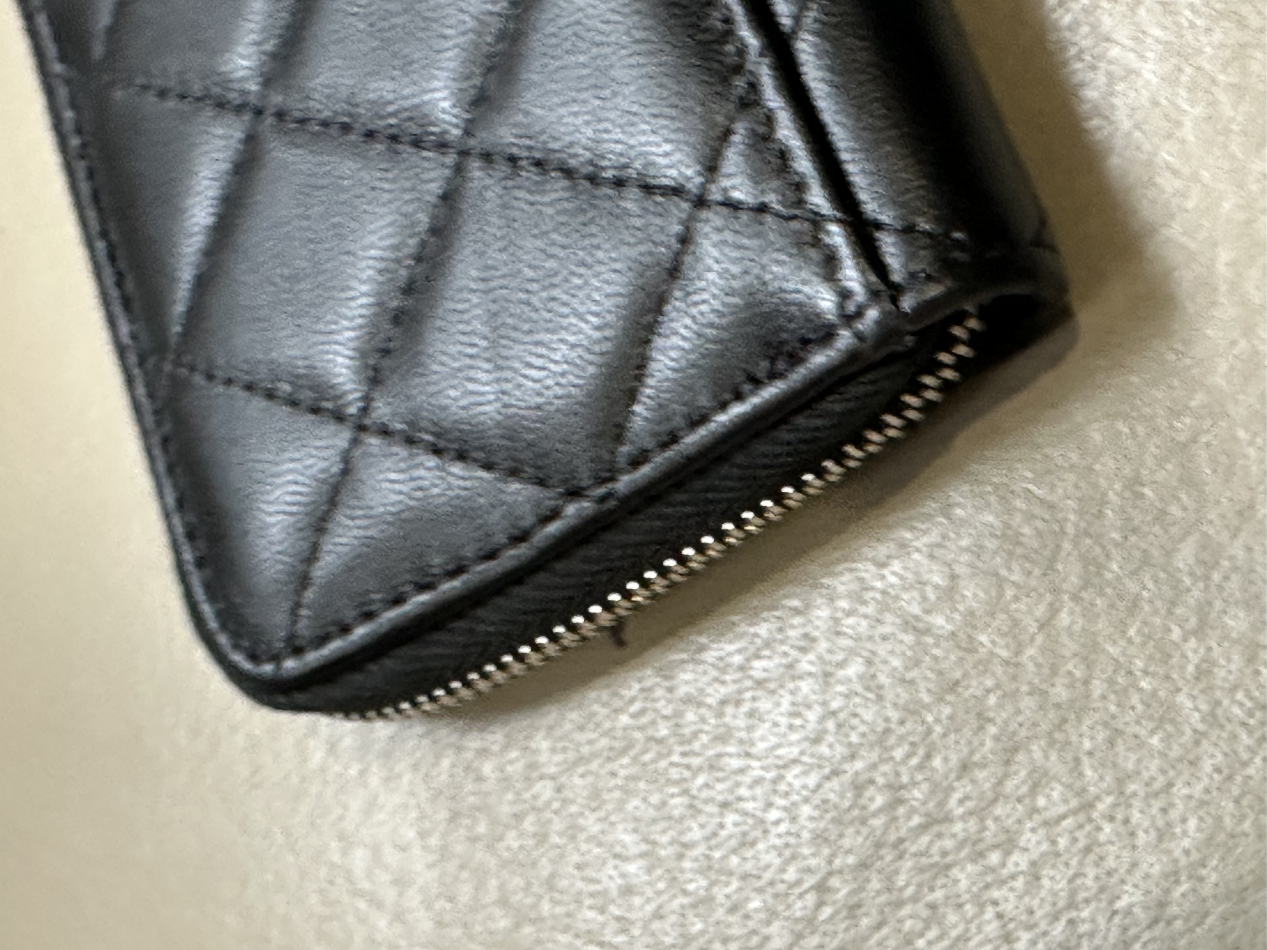 Pre-owned Chanel Star CC Quilted L-Zip Card Holder / Product Code: 26040505