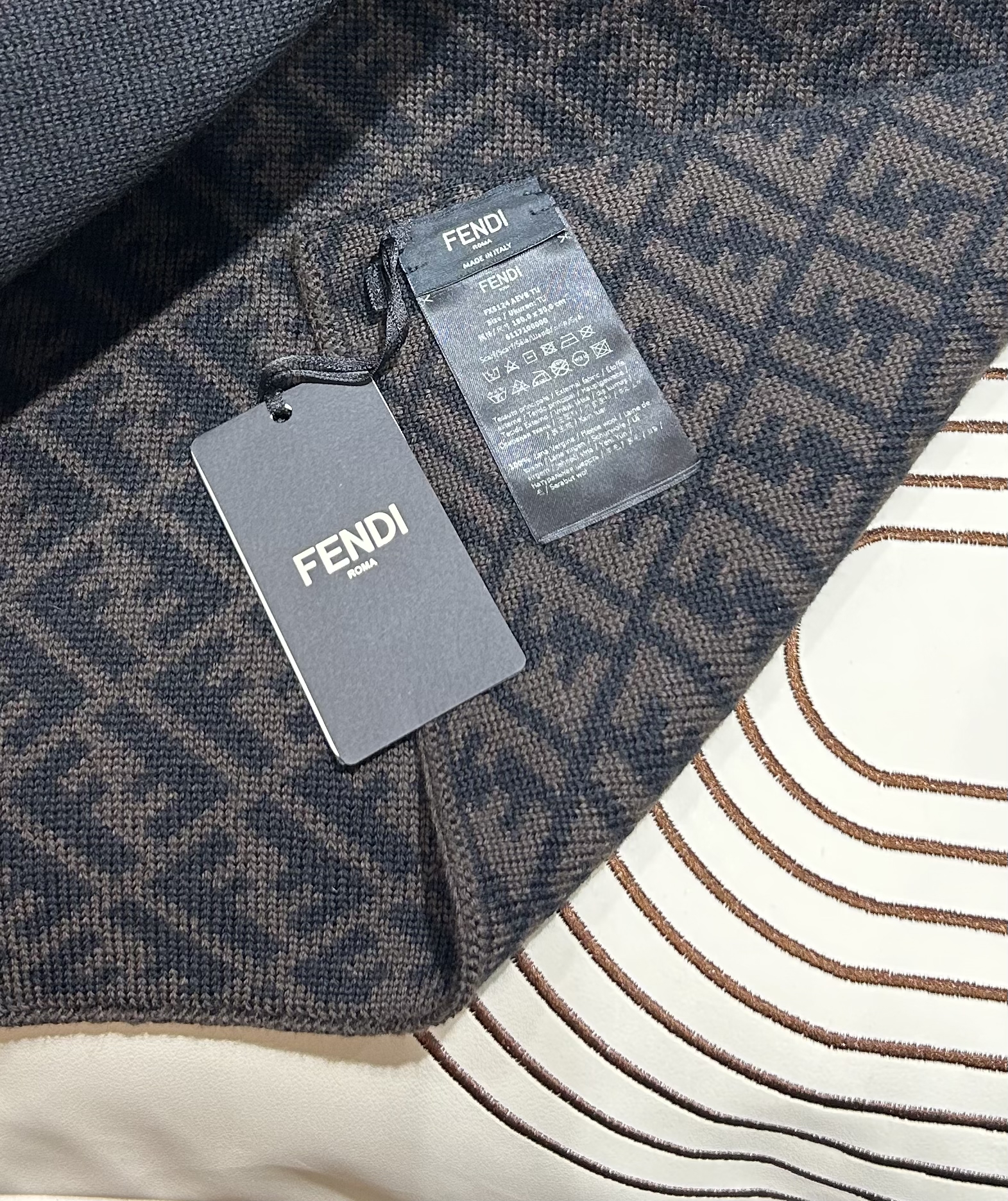 Fendi Scarf 羊毛頸巾 size: 180*30cm 100%Authentic, unused 未使用品 