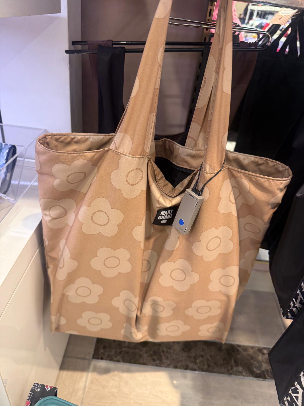 Mary quant 呢個近環保袋幾好！ 大的有拉鍊仲可以上到膊！ Tote bag Should bag (裝到a3 仲可以摺埋