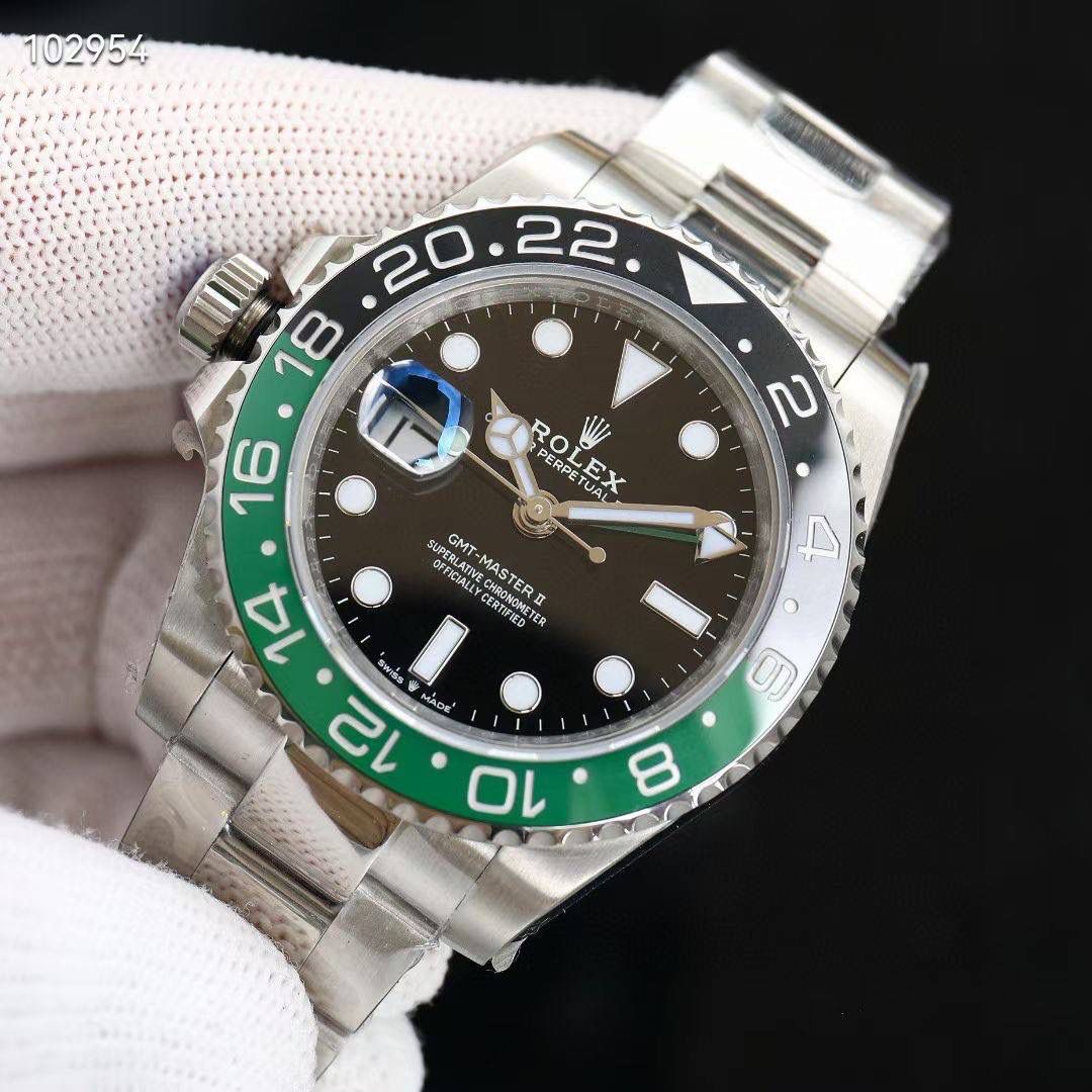 【官网最新 同步更新】 【新品上架 势不可挡】左撇子 “新里程”突破疆界与时具进2022年格林尼治型GMT Ｖ4 升级版黑绿陶瓷圈电镀白金 +上精致字面表盘电镀白金还原原装品质 显得更加靓丽 震撼上市 钢材采用正宗的进口904L原材料锻造打磨等工序而成，坚持不以普通钢材鱼目混珠的承诺，同步原装搭载3186/2836机-全自动机械机芯，走时精准稳定，专业测试检查，零返修！体现在于如下：1：和原版一样的GMT双时区表针在底部时针上面的第二层，🎮 由下到上的顺序为：时针-双时区针-分钟-秒钟。2：和原版同样通过调试时针快跳调整日历的功能。 3:直径：40mm专用防刮花蓝宝石镜面，“表盘夜光丁采用白金电镀，”更加靓丽高质感，超强夜光效果显示，几乎原装一致，真正王炸 突破技术壁垒 同步原装把头皇冠垂直向上，防水性能超好！🎮