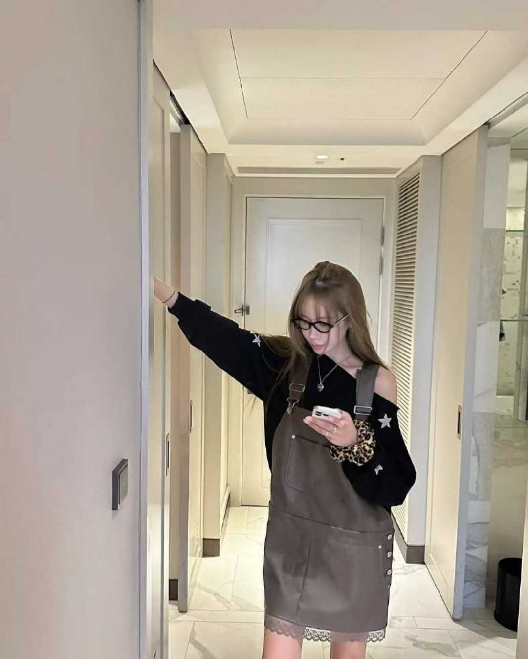 ＜限時預購＞ 皮質拼接Lace背帶裙 TW260308K01 《9/3截單，預計4月中旬到港》