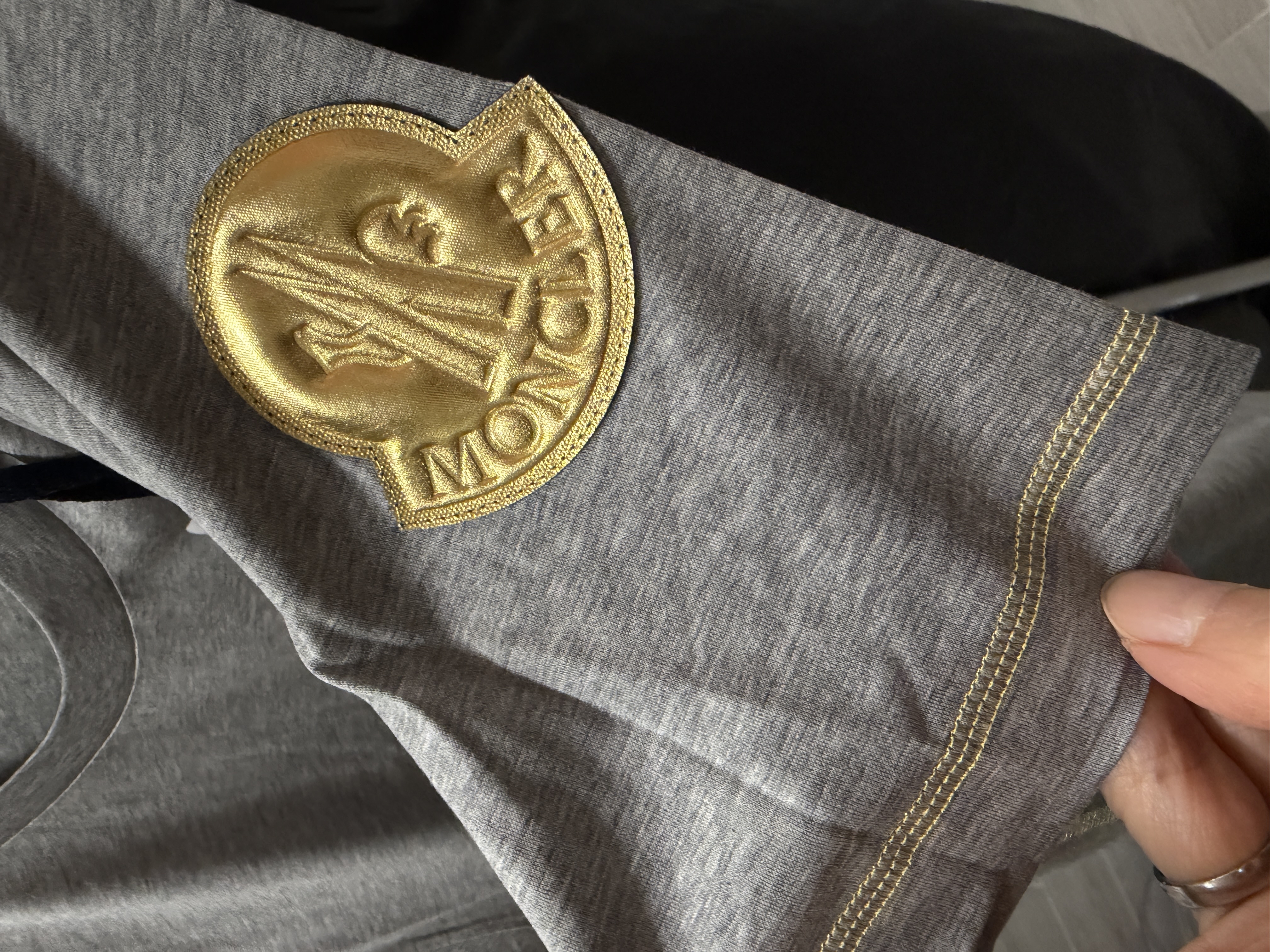 Moncler 極罕金色logo tee