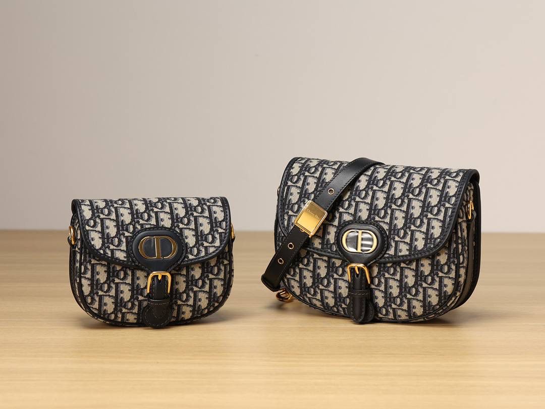 Bobby小中对比 小尺寸：18 x 14 x 5 厘米 大尺寸：22 x 17 x 6 厘米