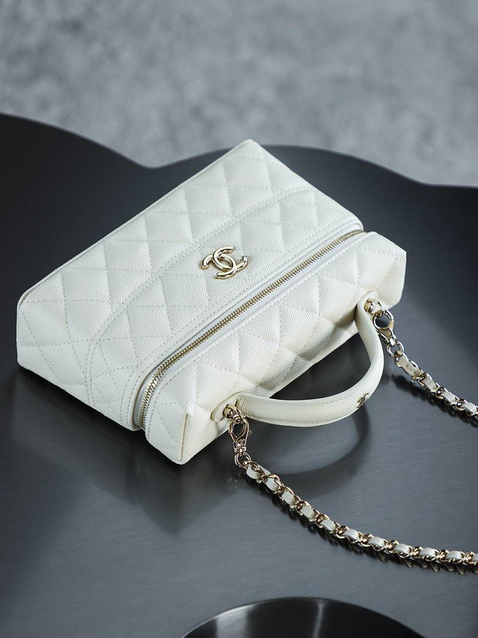 25C盒子包鑒定版👜 一包一碼 支持全球鑒定查驗身份證原廠專G 三隻羊皮料過關清單資料可査詢 25C腰線LP盒子包，獨特設計，一眼傾心！ 方正的包身線條簡潔俐落，致敬了50年代vintage手袋的復古廓形，展現出一種獨特的復古韻味。 包身中央那條優雅的弧形縫線，堪稱點睛之筆，不僅讓原本相對規整的包身瞬間立體有型，還為其增添了一份靈動與俏皮！ 五金：全鋼淺金扣 皮料：impala三隻羊中小球 尺寸：17*19.5*5cm