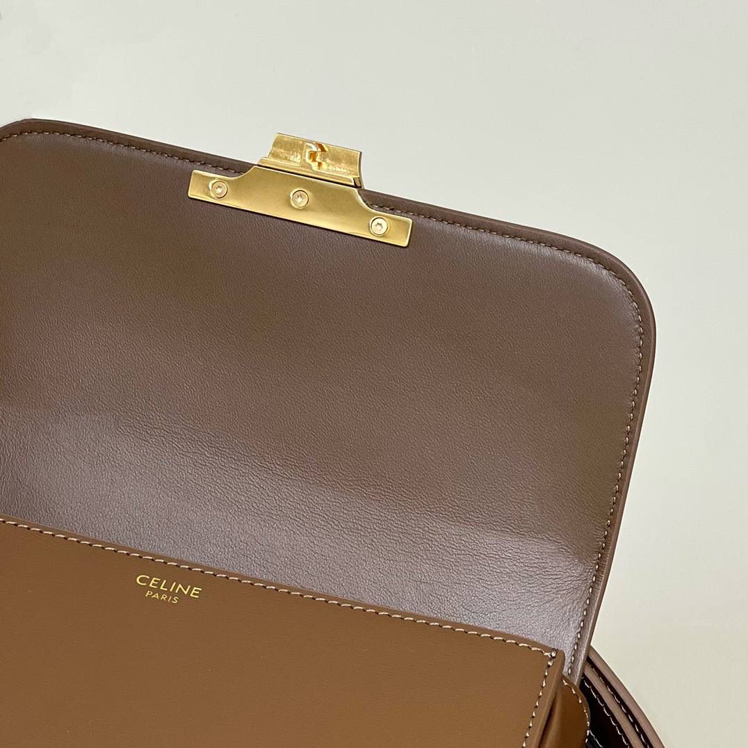 🔥大货实拍图 𝗖𝗘𝗟𝗜𝗡𝗘 ♥ 𝗧𝗘𝗘𝗡 𝗧𝗥𝗜𝗢𝗠𝗣𝗛𝗘 型号：188423 中号尺寸：22.5*16*7cm 小号尺寸：18.5*14*6cm