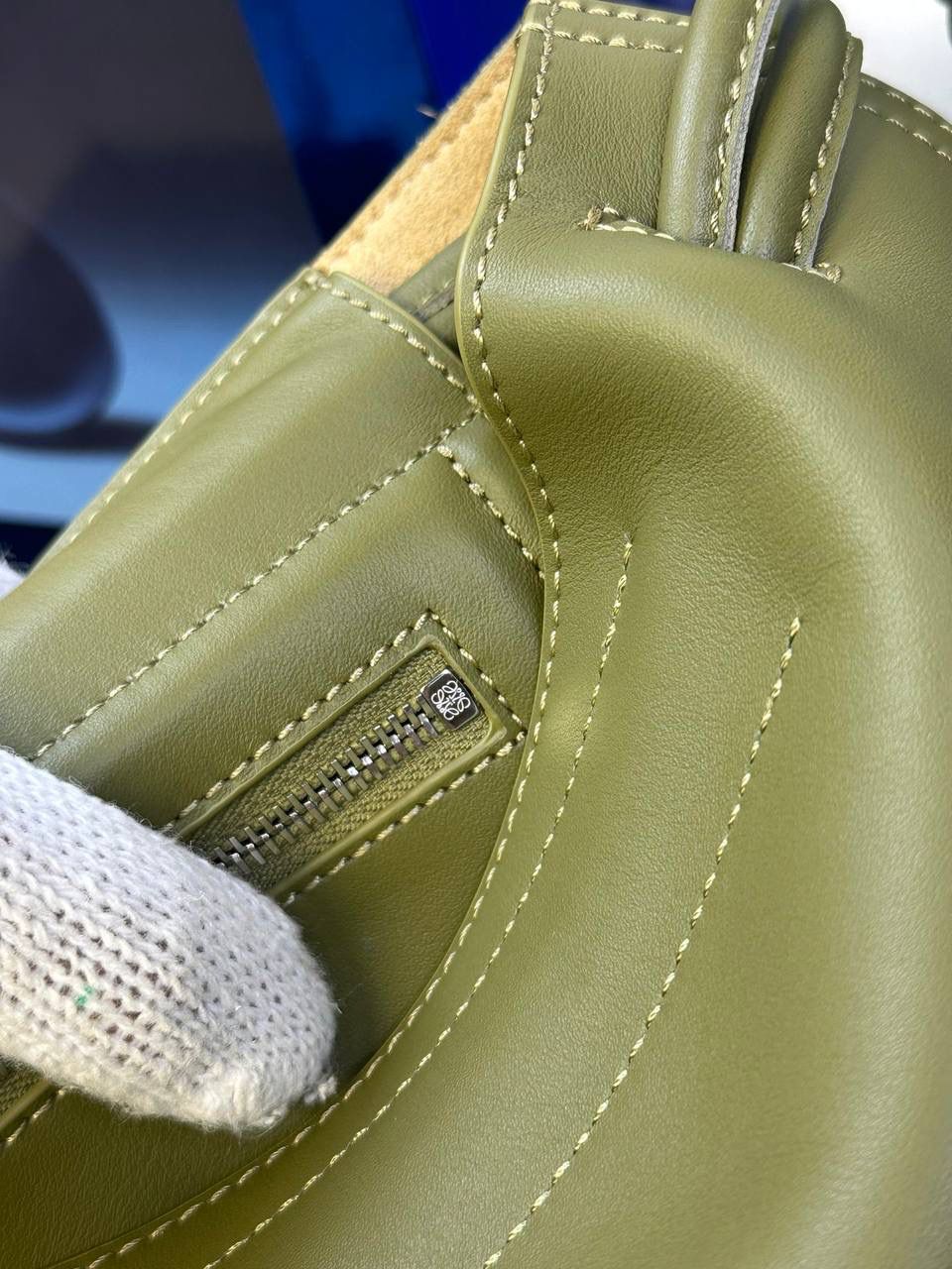 【全皮橄榄色】 𝙇𝙤𝙚𝙬𝙚 𝙁𝙡𝙖𝙢𝙚𝙣𝙘𝙤 𝙎𝙖𝙩𝙘𝙝𝙚𝙡 福袋款邮差包 ➕刺绣🅾️字母宽肩带 编码：062404 尺寸：𝟑𝟒-𝟏𝟐-𝟐𝟒𝐜𝐦 新款以经典福袋收缩打结为元素，采用内部麂皮➕外部进口小牛皮➕刺绣字母宽肩带的精致搭配打造全新升级款邮差包🅰️，可斜挎、肩背和手提，超大容量满足日常所需🎈