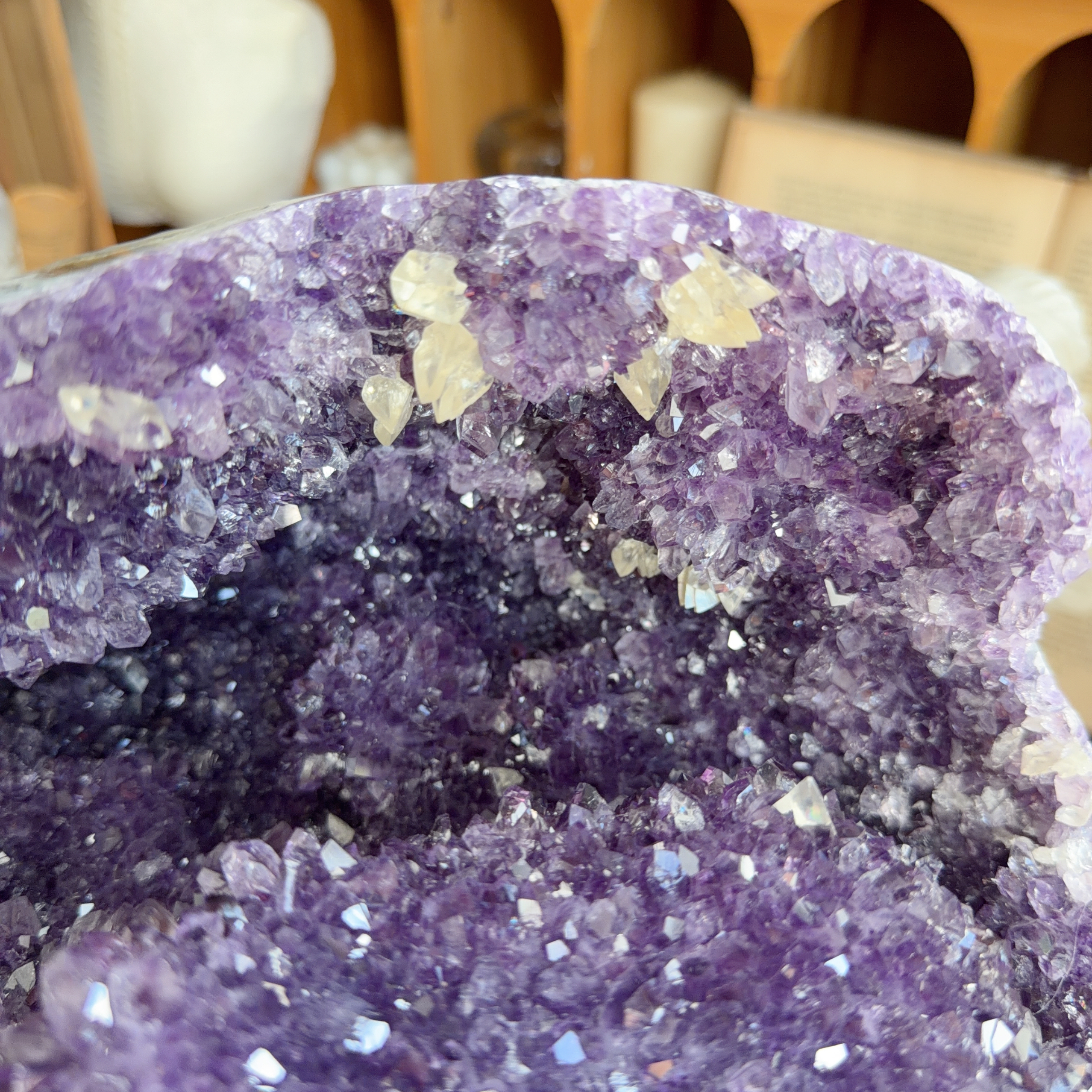 原皮紫水晶共生方解石擺件（包底座）