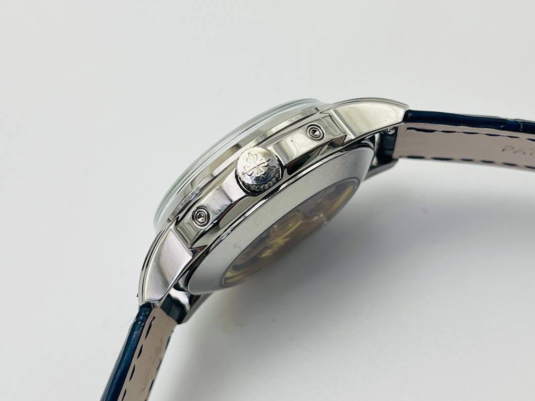 百达翡丽5320G-001超级复杂功能时计！🔥🔥 1⃣️直径40毫米一体冲压成型的双层式精钢表壳，致敬了经典的设计语言奶油色的表盘营造复古氛围，表盘边缘刻印有密分秒数刻度，配金质阿拉伯数字及五分钟凸圆刻度字钉，更有立体感。时分指针以巴顿式设计为基础，配以尖长的针尖，这特色造型是呼应了 1950 年代 Ref. 1463 计时码表的指针。 2⃣️表盘6点位置是月相显示和日期分拨。所有的万年历标志都很好，一眼就能读懂。 3⃣️内里搭置了仿324 S Q 自动上链机芯，是 324 自动上条传奇机芯的精装版本。机芯夹板桥经倒角，边缘作细意打磨，主夹板饰以鱼鳞纹，而夹板则缀以日内瓦波纹，夹板表面有包金雕刻，螺丝凹槽经打磨和倒角，连钻孔亦同样经打磨处理。