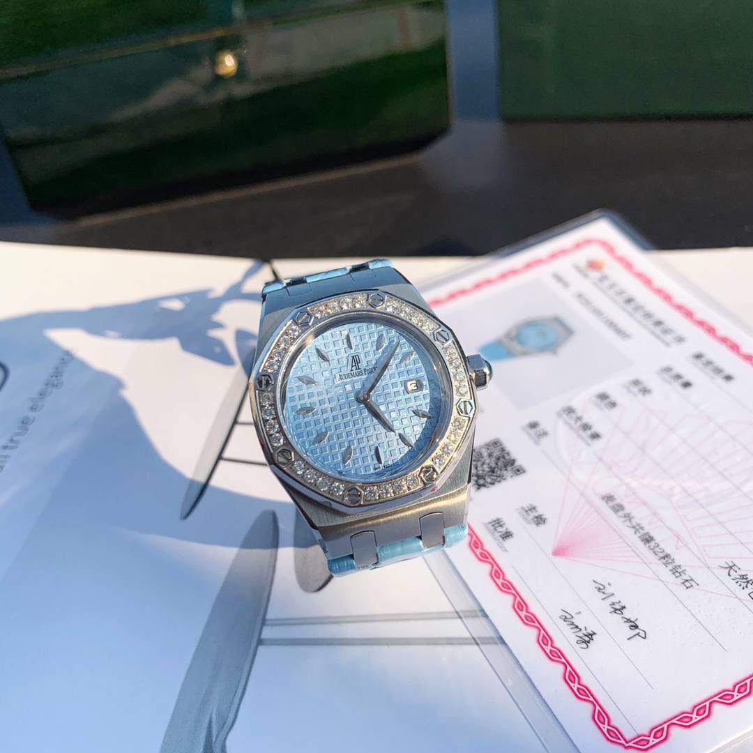 全网女神看过来😍😍这款爱彼女表才是最具有性价比的… 爱彼皇家橡树系列型号67601石英腕表，皇家橡树系列独有的八角形外观还拥有爱彼独特的设计风格也将女士优雅风格融入其中，深受女明星们的爱戴，表带澳洲湾鳄鱼皮，即使只有33毫米的小尺寸，也将爱彼独有的纯净美感与刚毅线条展现的淋漓尽致，而镶满钻石的表圈也为佩戴的女士增添了更多的柔美。（32颗明亮式切割美钻，总重约0.65克拉）巴蒂镶嵌一枚半透明凸面蓝宝石，搭载瑞士进口石英机芯，拥有实用的日历显示功能，女士们佩戴起来不会显得沉重 ，配专柜最新全套包装发货！这种货一般数量不是很多哦