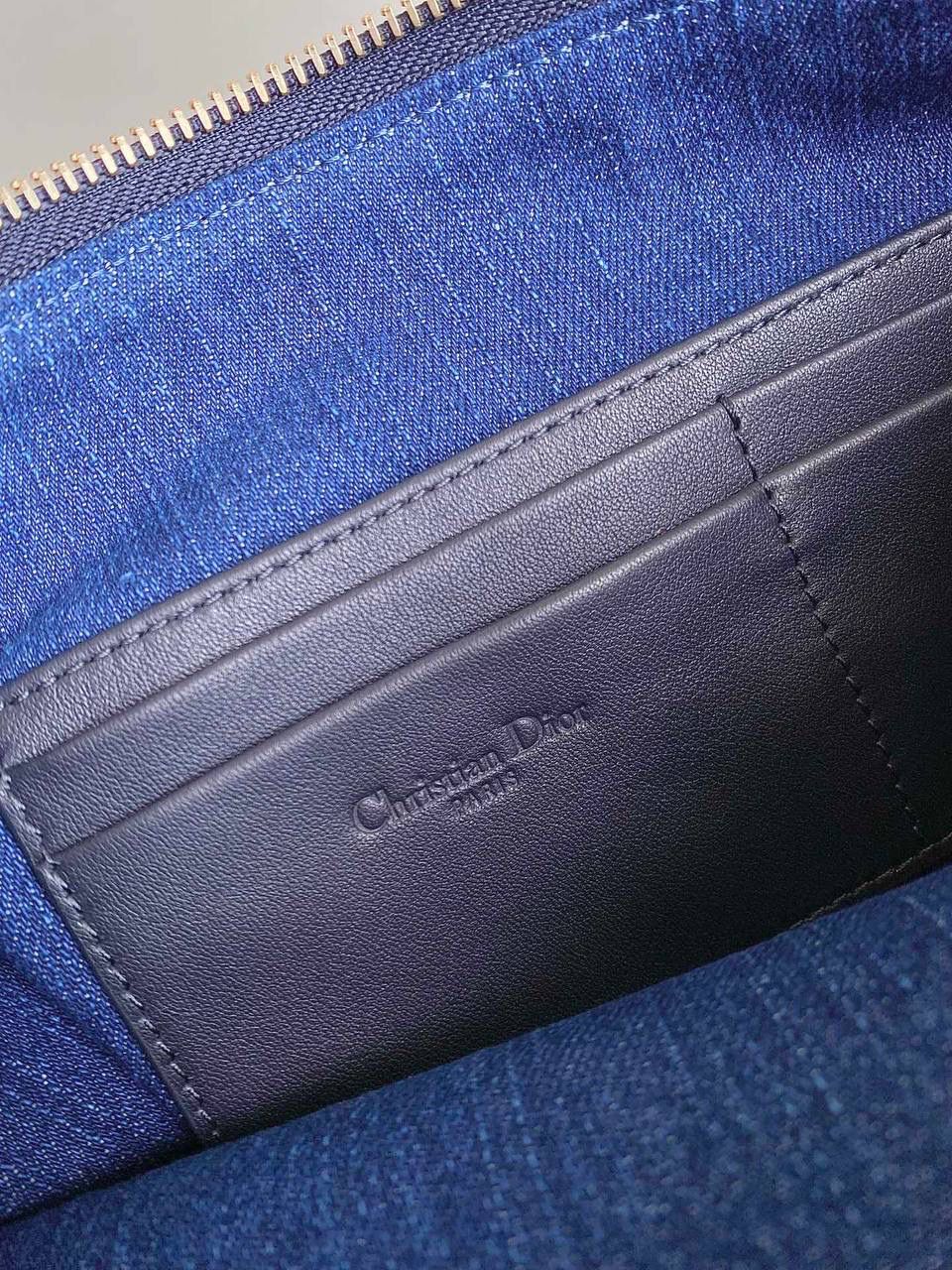 🈶牛仔蓝 𝗗𝗜𝗢𝗥 𝘀𝘁𝗮𝗿24石洗丹宁饭盒 这期的牛仔系列真的超爱！ 它的热度不亚于任何一只经典款 深蓝色丹宁➕经典的Oblique印花， 不规则石洗效果，渐变感特别且帅气 牛仔很百搭也没有什么季节性，所以这系列是既特别又经典 不怕过时 姐妹们可以放心冲！😍🔥💕 28.5×14.5×10cm #6803m