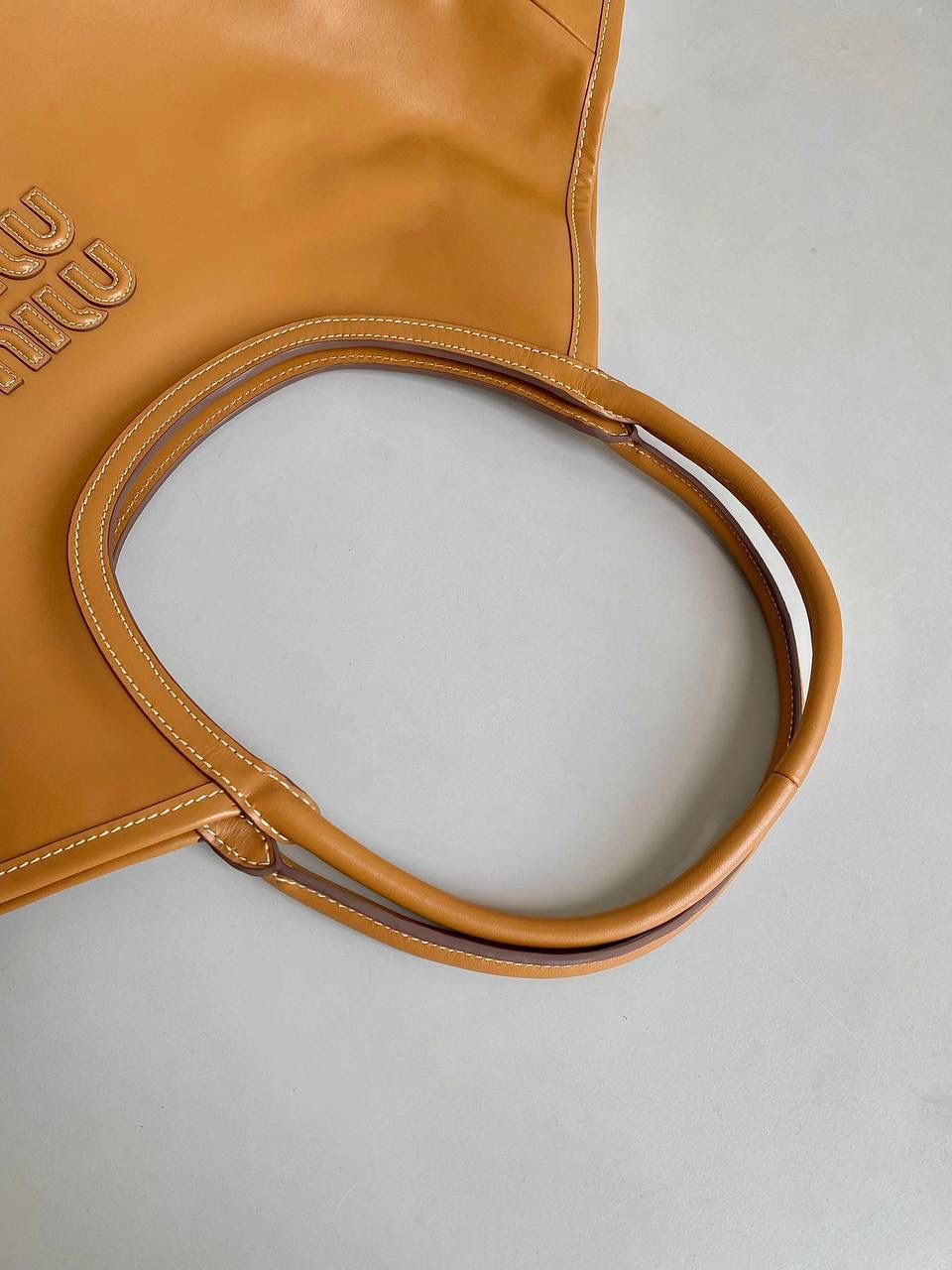 🈶棕色大号 𝗠𝗶𝘂𝗠𝗶𝘂托特！！ 近年miu家真的很会，都是心头爱 慵懒惬意的敞口托特搭配弧形包口 同色系浮雕logo低调又高级 软而不塌的全牛皮质感绝！ 中号大气的包身，男生女生都能驾驭 随时随地的凹造型 小号可以斜挎 小巧可爱，可太适合霓虹妹了 被痕痕拿捏住了🤙🏻 40×39×18cm #F0120m