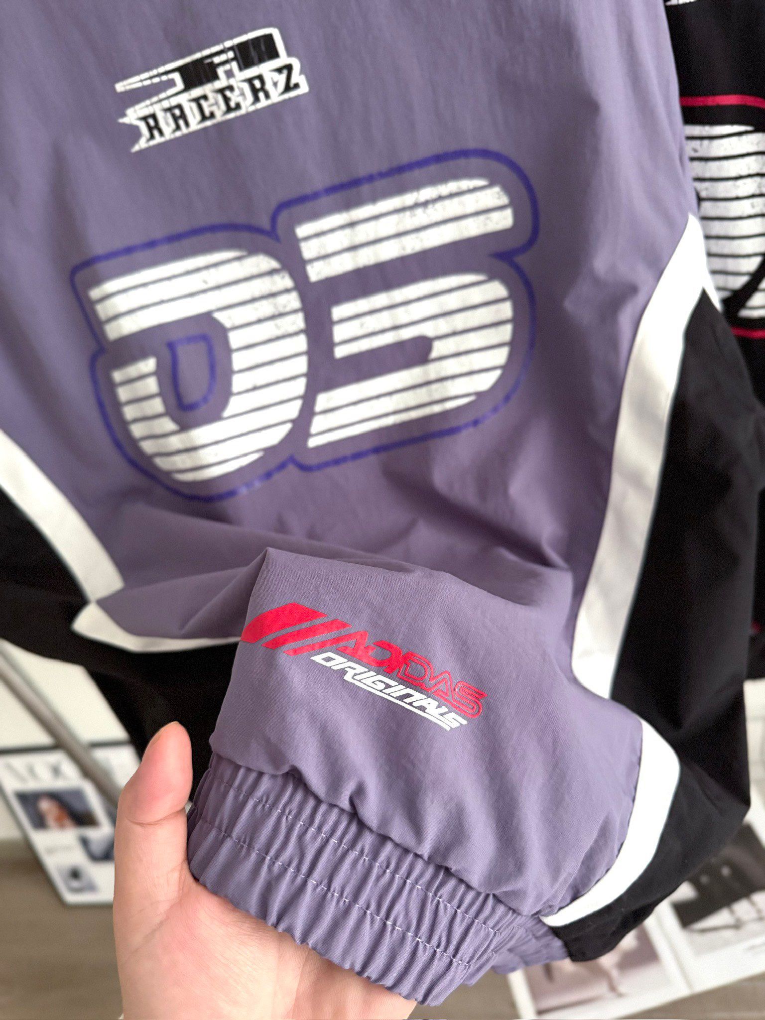 $178件。Adidas賽車拉鍊外套