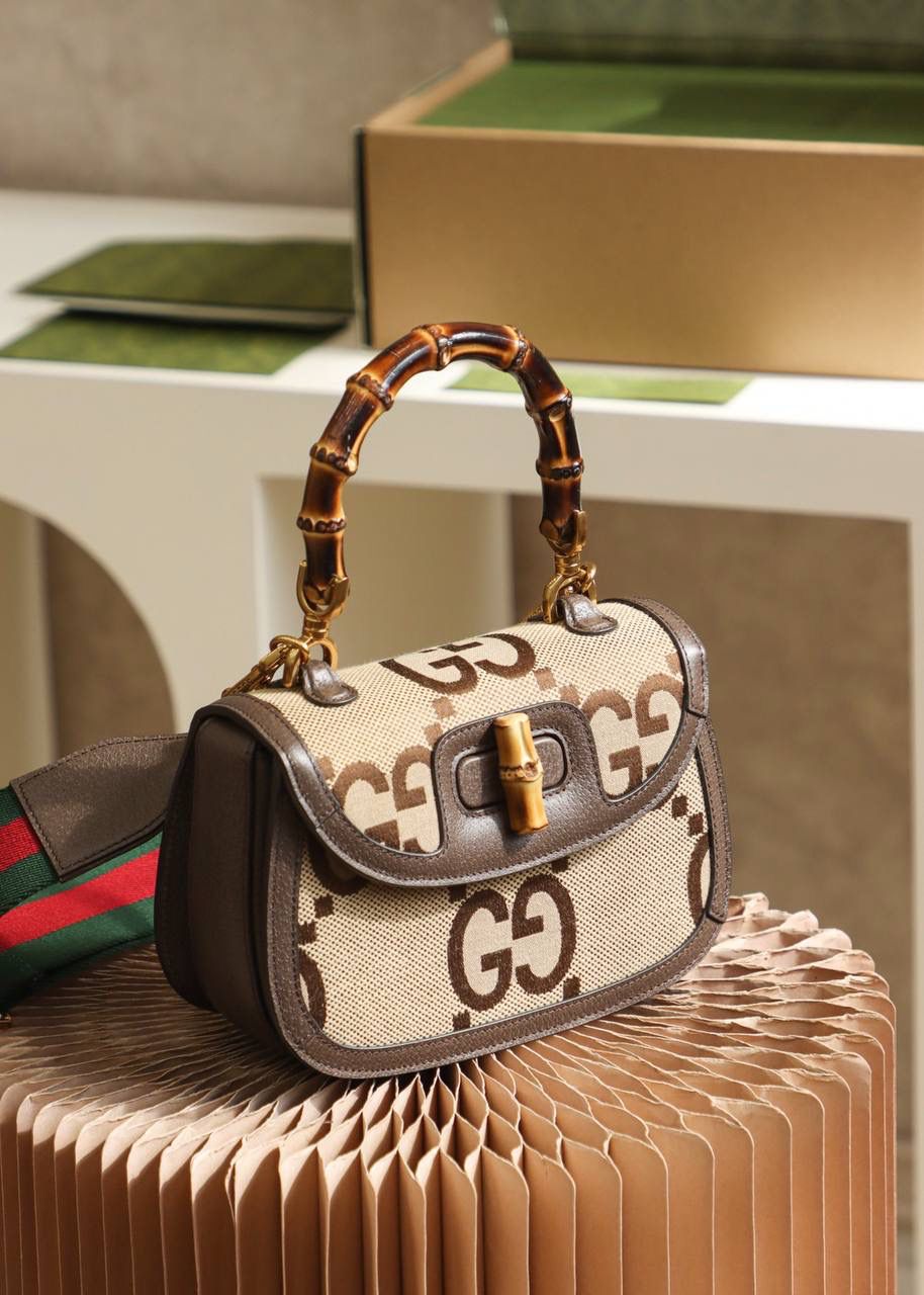 超级双𝐆图案 王炸竹节#675797# 正品皮 ☑️尺寸：21*15*7cm 感受小古家的竹节新品的多面精彩， 全新双𝐆图案搭配复古的竹节设计， 以精致的包身绽放独特的视觉魅力。 整个包身尽显复古韵调，搭配两条肩带设计。 展示出复古与现代时尚的结合， 这次小古家设计师 再次演绎出让人眼前一亮的火花，🔥🔥 颜值上 再次感受到视觉冲撞感， 真的是巨好看 必入手的一款王炸神器单品！