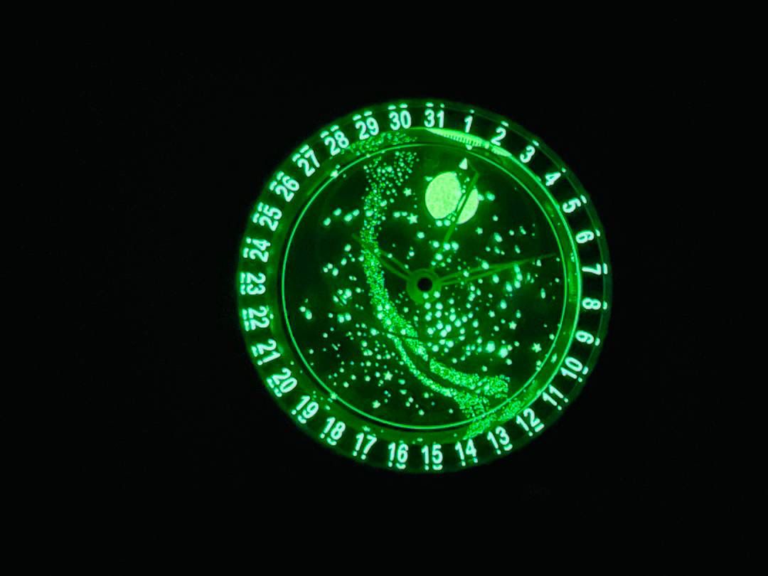 V4升级版 市场最高版本 功能跟正品一样 百达.翡丽星空升级终极版！升级细节： 1⃣️做到了跟正品满天星自动转的功能！ 2⃣️升级日历的排法和正品一样的顺序！ 3⃣️直径42毫米，厚度11毫米！ 4⃣️最大亮点：百达.翡丽星空里的月亮会根据天空上的月亮变化而变化！根据天空上的月圆月缺搬（初一月弯弯初十五月圆）到手表上了！