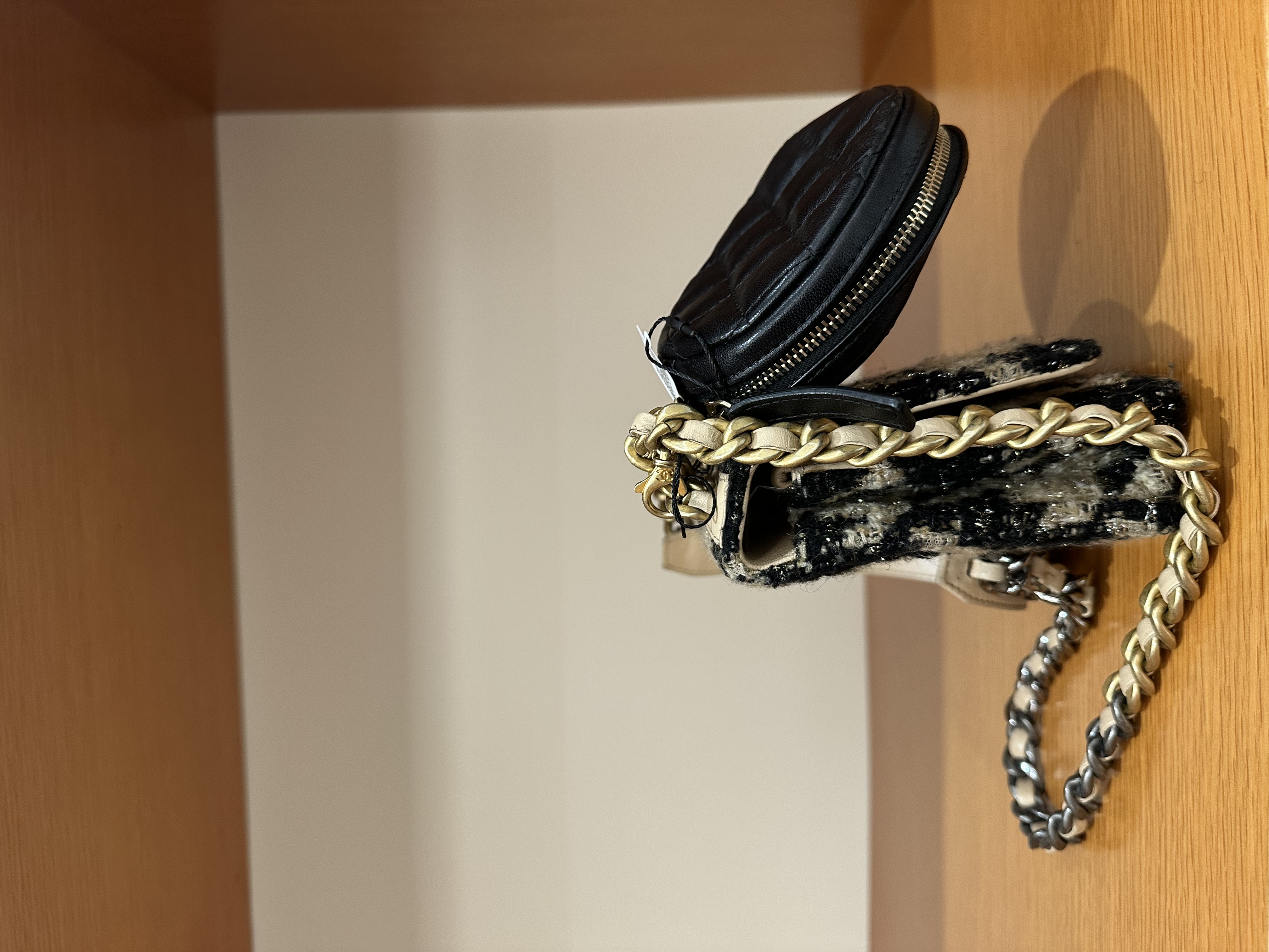 Pre-Owned CHANEL 19 Houndstooth Tweed Wallet on Chain bag / Product Code: 26042901