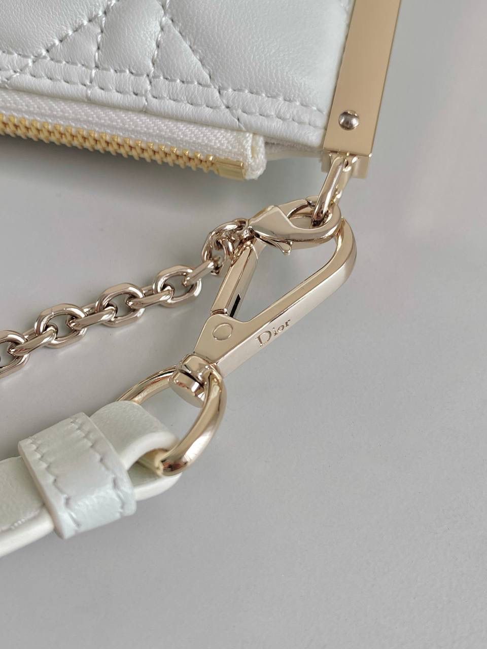 🈶老花蓝 𝗗𝗜𝗢𝗥 𝗰𝗹𝘂𝗯腋下包 又添一新包型，复古味十足 两侧的小金属压褶就很有看点了 可拆卸链条肩带➕皮肩带，自由切换 搭配个长肩带也很可，多种时髦用法 还可当手拿包，晚宴上气场瞬间拉满啊 轻飘飘，上身完全没有负重感 容量空间也是当之无愧的实用派 27×12×5cm，#6521m