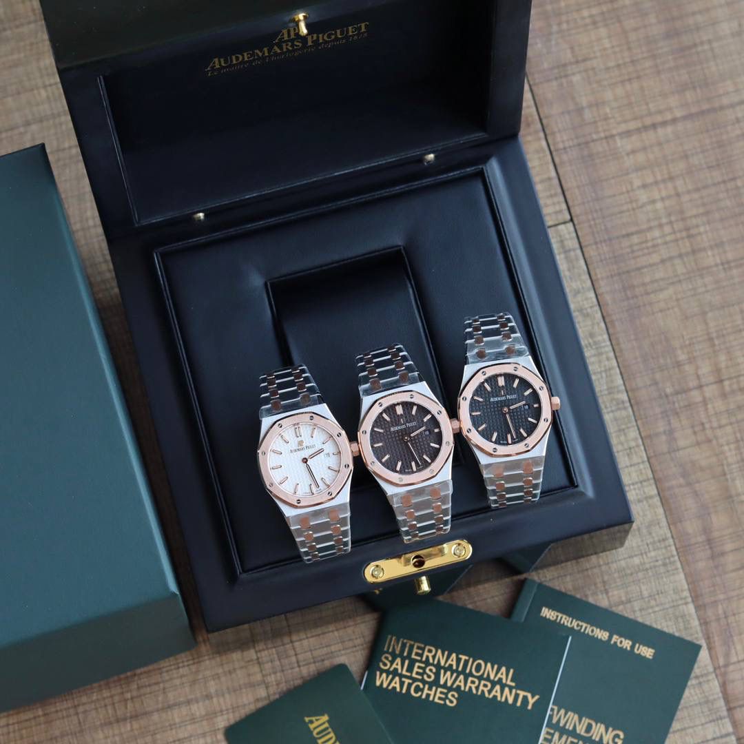 🚀原单AUDEMARS PIGUET爱彼 皇家橡树系列67女士石英腕表 独家原版拆解开模 所有配件均可原版互换使用，搭载原装瑞士F04111石英机芯。走时精准！全程CNC打磨，多次校对调整版型，棱角分明。表壳直径33MM,多边形状表圈与表壳精密相合，表圈以六边形螺丝栓固定在表壳上（圈口镶嵌精美施华洛世奇钻，璀璨夺目）表带链节精致规整，链节经过上百次细致的打磨处理，呈现出完美的纹理。折叠式表扣开合简单，佩戴方便。腕表表耳处呈弯折状，可以保证腕表与腕部更加贴合。表盘镌刻“Grande Tapisserie”大方格纹装饰，搭配荧光立体时标和皇家橡树指针，宽大的指针和时标让读时简单清晰。三点位置日期显示窗口，以阿拉伯数字显示。腕表为密闭表底，表底上镌刻皇家橡树系列的英文名称“Royal Oak”字样✨🔥