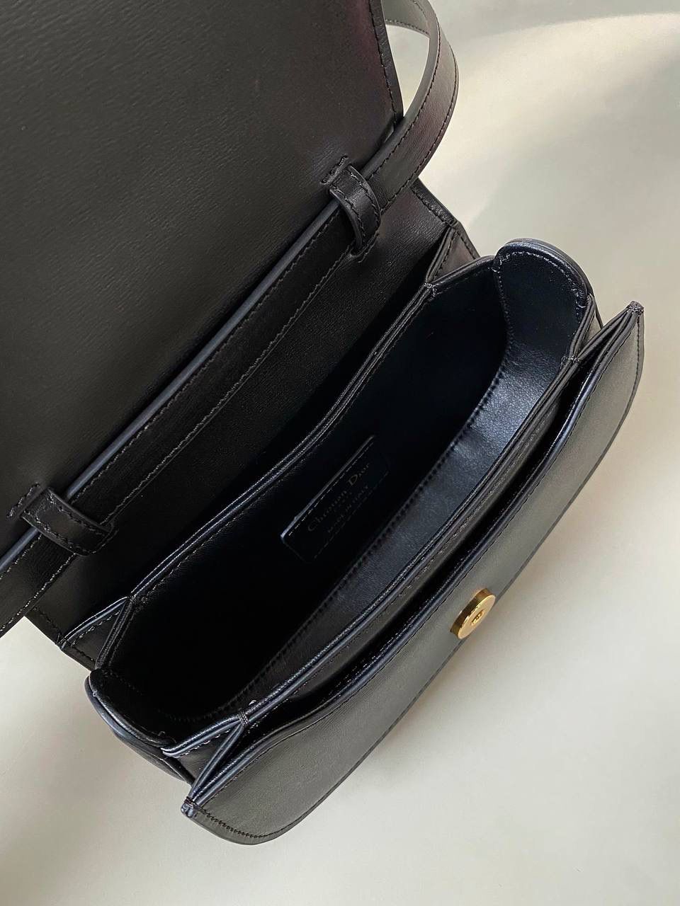 🈶 黑色小号 💙 Dior Top Handle 蒙田30 ✨ 自带手柄＋可调节肩带， 手拎👜 / 肩背 / 斜挎 都可以～ 但我个人最爱它的内里设计 💭 多隔层真的很方便，用起来很顺手 😆 📏 尺寸：19 × 9 × 8 cm