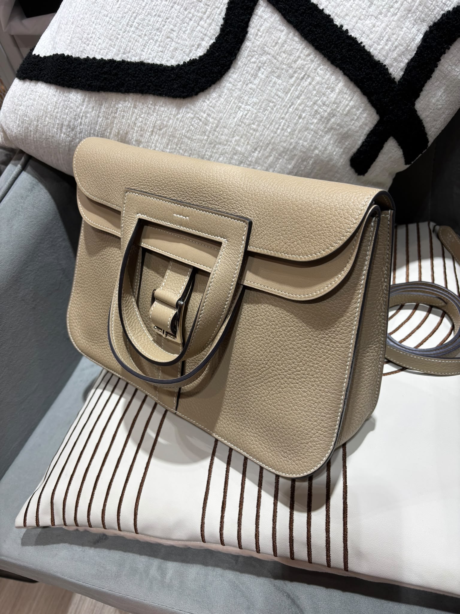 Hermes Halzan 31 Stamp A 風衣灰 100%Authentic, 98%New ✅Dust bag✅Box
