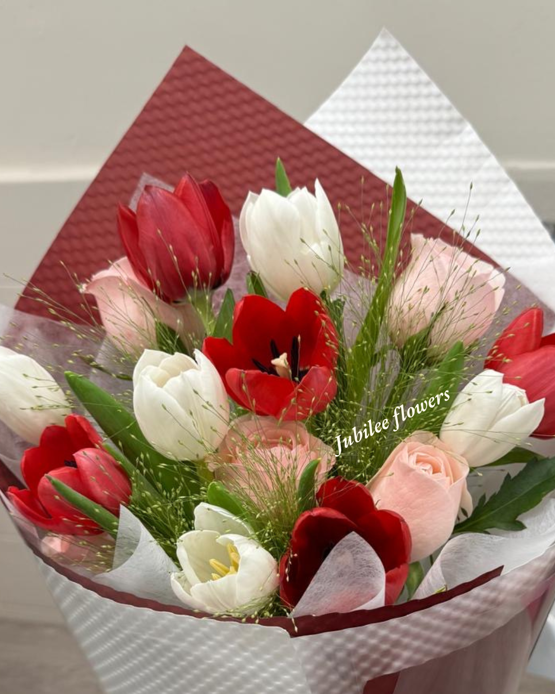 紅白色鬱金香花束