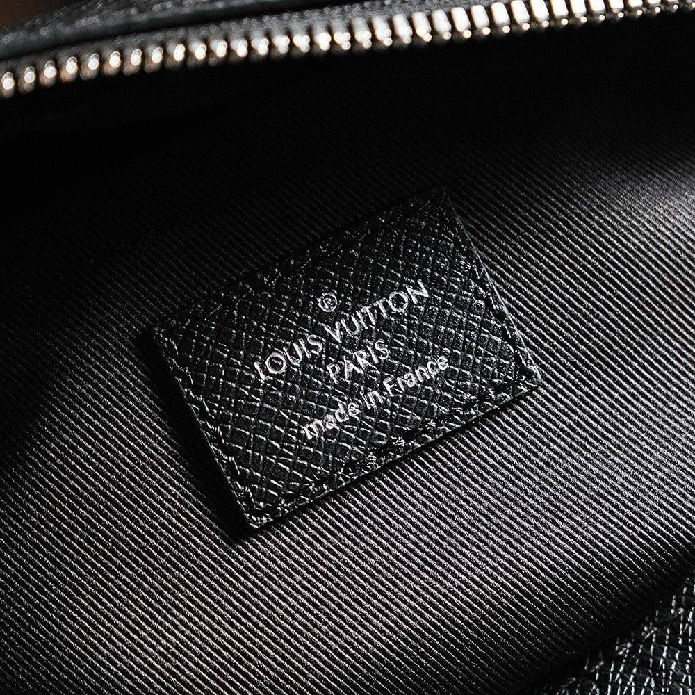 𝙊𝙐𝙏𝘿𝙊𝙊𝙍 邮差包👜✨ 法国🇫🇷原厂皮/纯钢五金 尺寸:29.5*20*10.5cm 经典又不失大气的邮差包，正面的银色拉链与金属件上精致细节，可调节肩带打造轻松背携体验！轻便且耐装，实用性强！无论是休闲，商务，运动风它都能妥妥搭配上！推荐种草，越看越耐看！