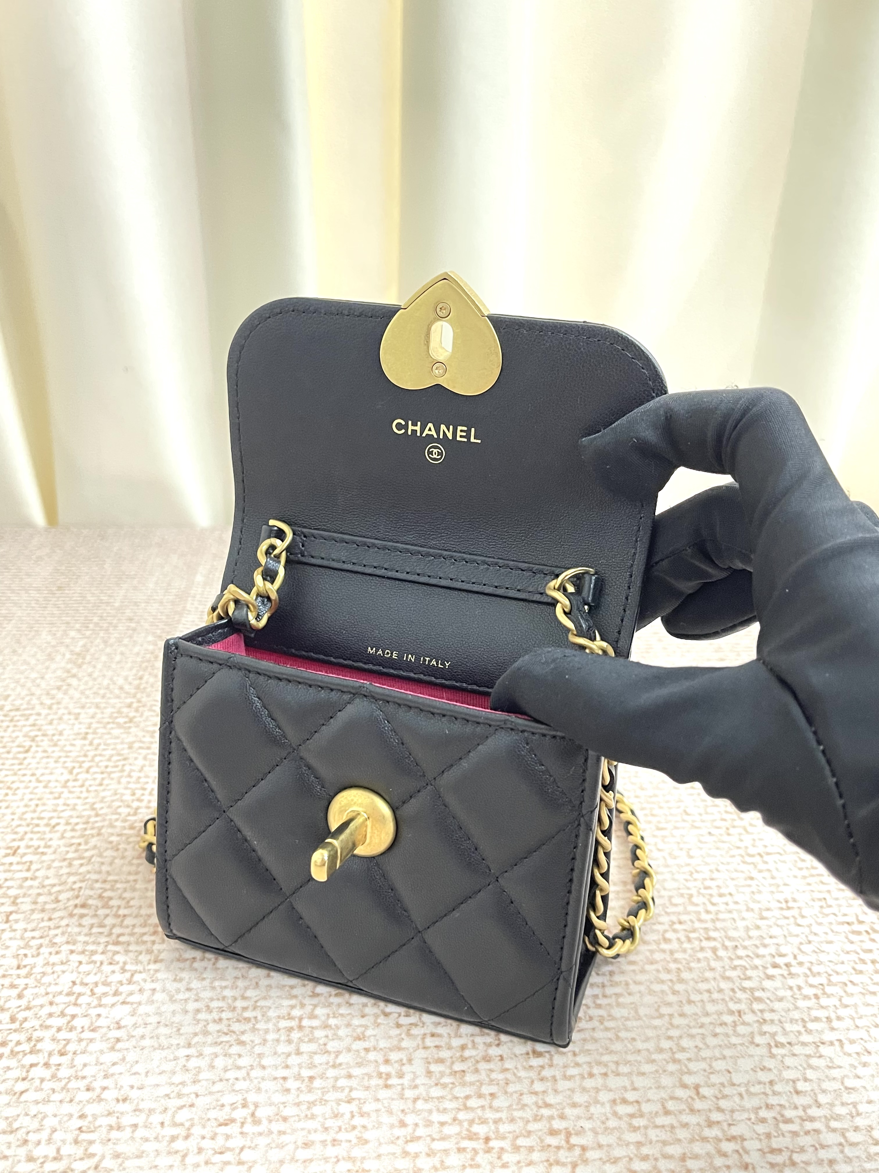 Pre-owned Chanel Heart WOC/ Product Code: 26032101