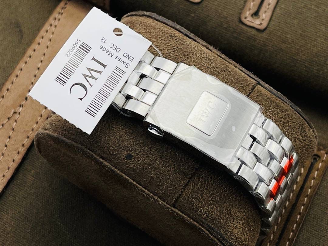 市场超级副本 原版开模 万.国IWC飞行员系列马克十八18商务腕表！超级副本！ 1⃣️直径40MM，尺寸与原装一致！原装快拆钢带！相对传统的精钢材质不仅更抗磨损，耐腐蚀，也大幅降低了腕表的重量，给日常佩戴提供了便捷。 2⃣️搭载9015进口机芯（零返修）！每个机芯都是经过严格挑选达到天文台级别。所有细节均完美克隆，且此款万.国IWC飞行员腕表视为万.国IWC经典款型，任何场景着装均适合佩戴。