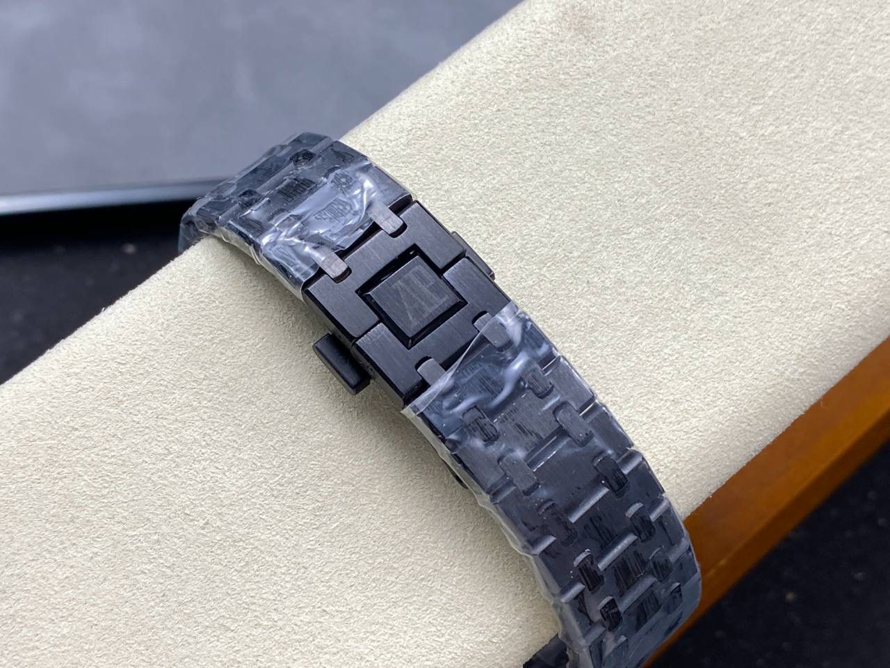 🚀AP爱彼 皇家橡树26591IP系列男士腕表，两针半 震撼上线：后盖升级透底，采用2953升级版机芯， 成就钢表巅峰—— 实力演绎 卫冕“钢”王！【5大精妙之处】 1.正品拆解开模，尺寸为42×11.3毫米与正品一致！ 2.完美还原正品表壳的每一处细节，尽显正品“棱角分明 坚毅果敢”的阳刚气质。 3.钢带的做工无可挑剔，比市面上任何钢带表做工均要更上一层楼，钢带头粒和表头衔接的“缓冲带”的松紧程度与正品一模一样，(可选配钢带款，胶带款) 4.爱彼2953升级版机芯，稳定，优秀，更真实。 5.表盘的“饼干纹理”立体饱满 搭配白金荧光时标和Royal Oak皇家橡树指针，体验精妙 感受不同！必属精品