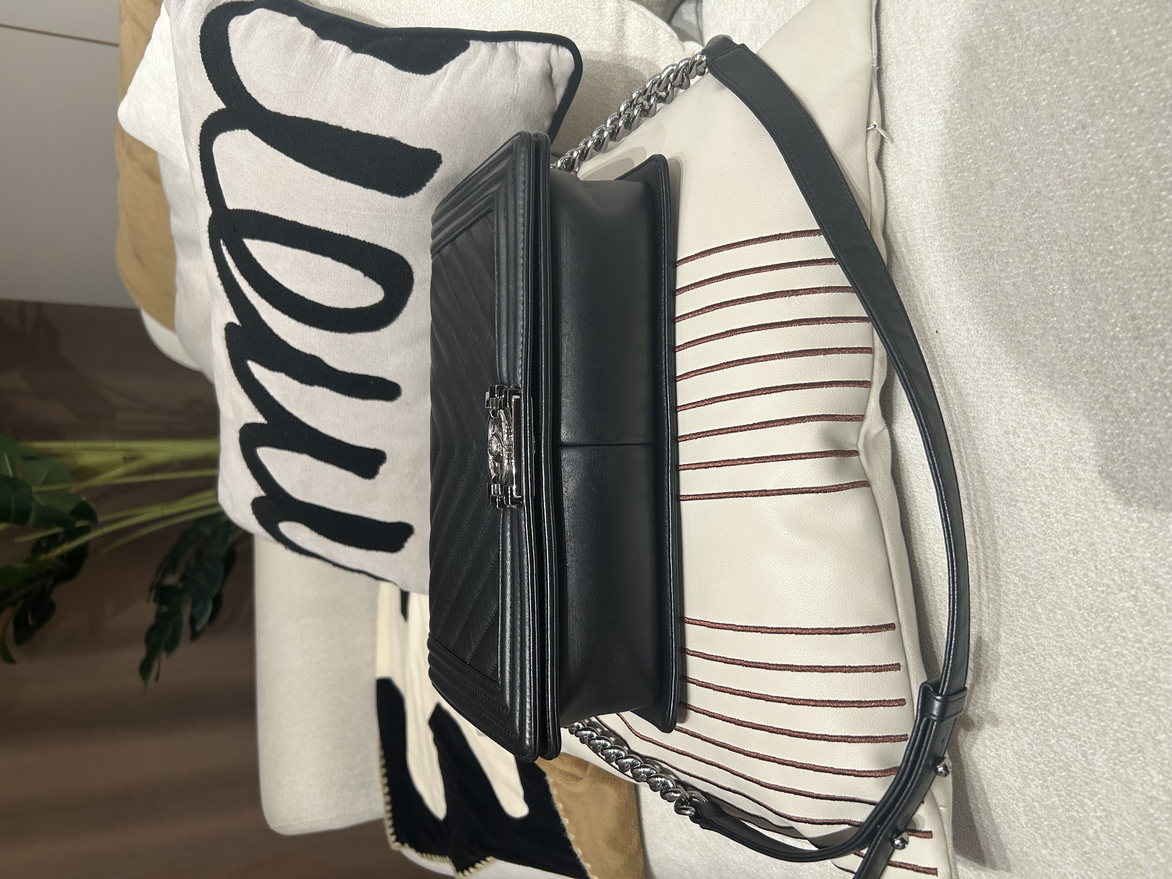 Chanel boy Chanel 28cm黑色牛皮銀扣  100%Authentic ,95%new ✅26CARD✅塵袋✅盒 