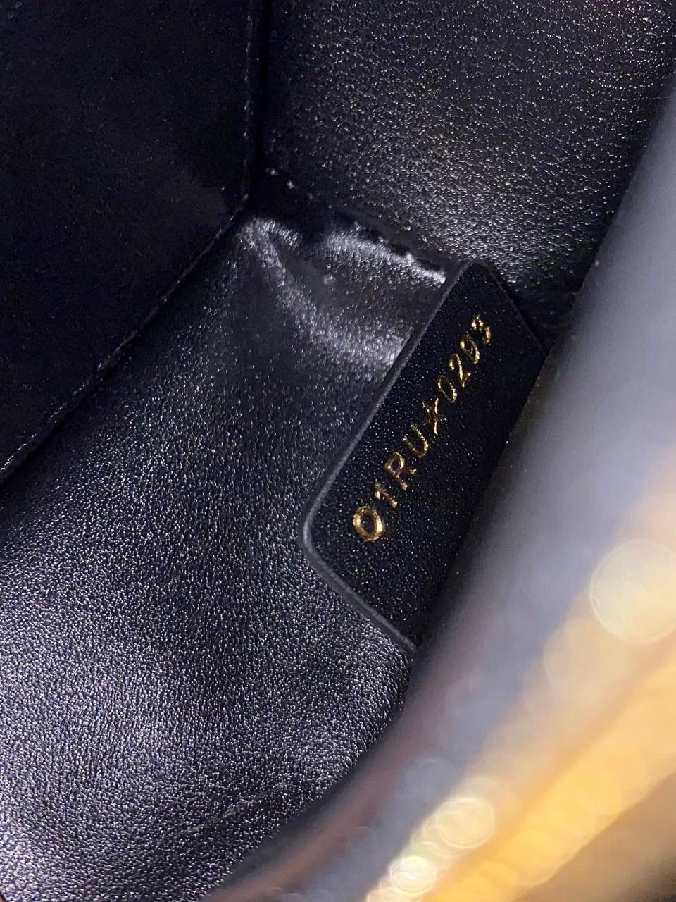 🈶黑色 𝐌𝐢𝐬𝐬 𝐃𝐢𝐨𝐫腋下包 哇！实物是超预期的 从五金到皮质都非常奢华，很好看 牛皮的材质有型又耐久， 立体的字母手感彰显个性！ 空间，日常通勤或约会都很不错哦 大小刚好，腋下背气质又时髦 22×11×6cm #3410m