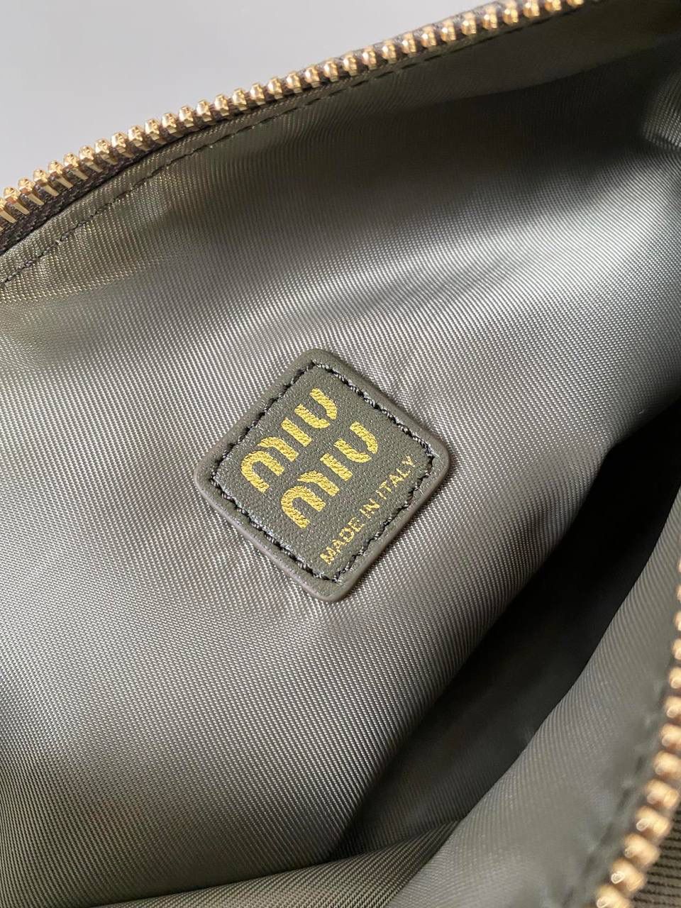 销量王🔥 𝐌𝐢𝐮𝐌𝐢𝐮饭盒包 橄榄绿 啊啊啊，好喜欢这个彩色的碰撞！ 帆布面料搭配撞色小彩绳直接封神了！！ 每个配色，简直就是锦上添花 不敢想象这个夏天背这只有多好看！ 容量就不用说了 很好装 还很耐磨 性价比也特别的高～ 时髦精必入这只好吗 绝对日常出门回头率超高的一只 抓紧冲吖！！！ 18.5×14×10cm #F0006m