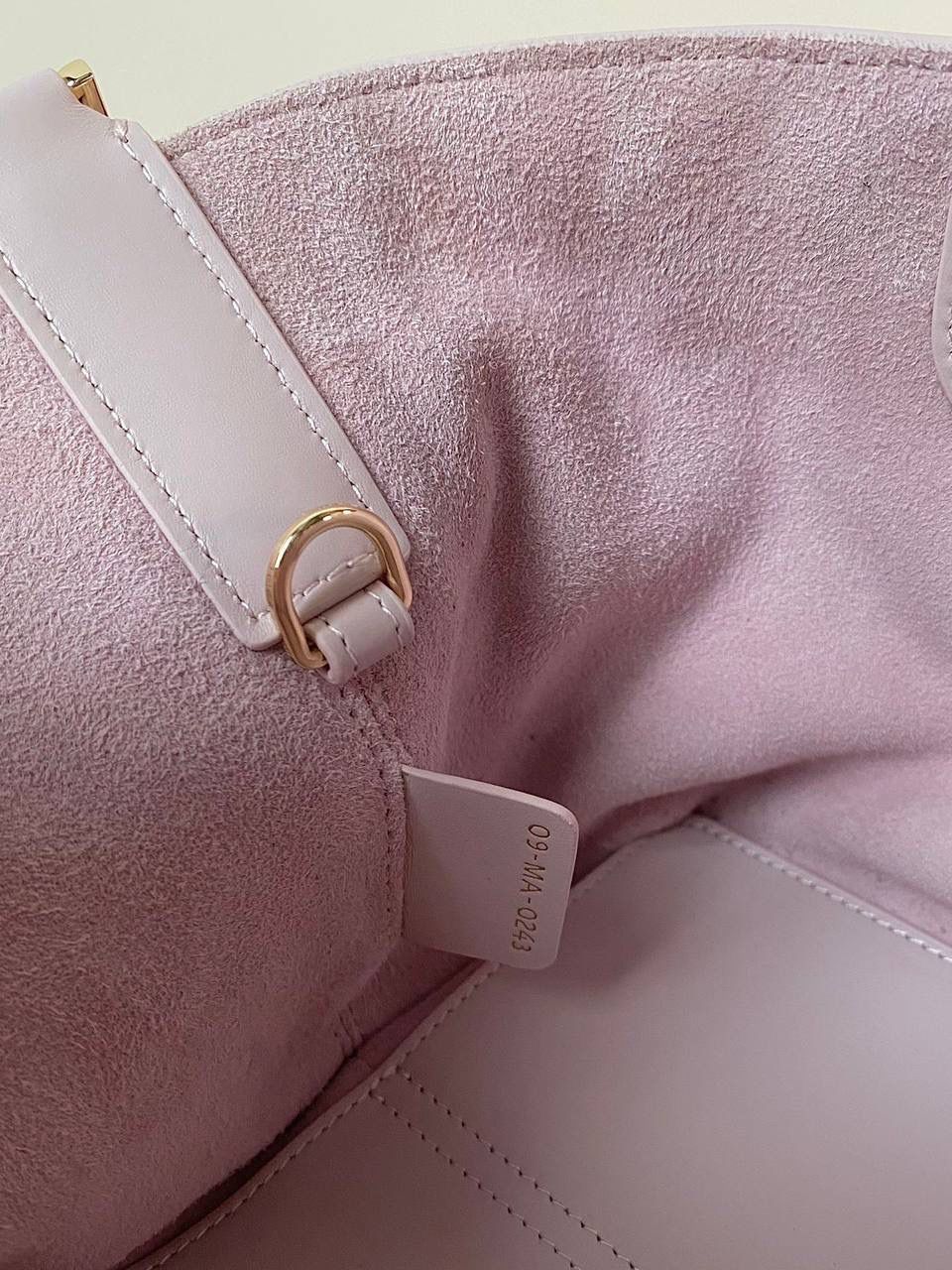 🈶淡粉小号 𝗗𝗜𝗢𝗥 𝗧𝗼𝘂𝗷𝗼𝘂𝗿𝘀手袋，大爆款 说是粉色但也有点偏淡淡的粉紫色～ 很特别又美貌的颜色，看过实物的都知道图片展示的远远不够！拿手上才是真的会一眼爱上 它的适配度很高，谁便搭配一套Look都可以洋溢出可爱甜美气息， 目前超级限量，能买到就是赚到了！ 23×15×15cm，#m1292m