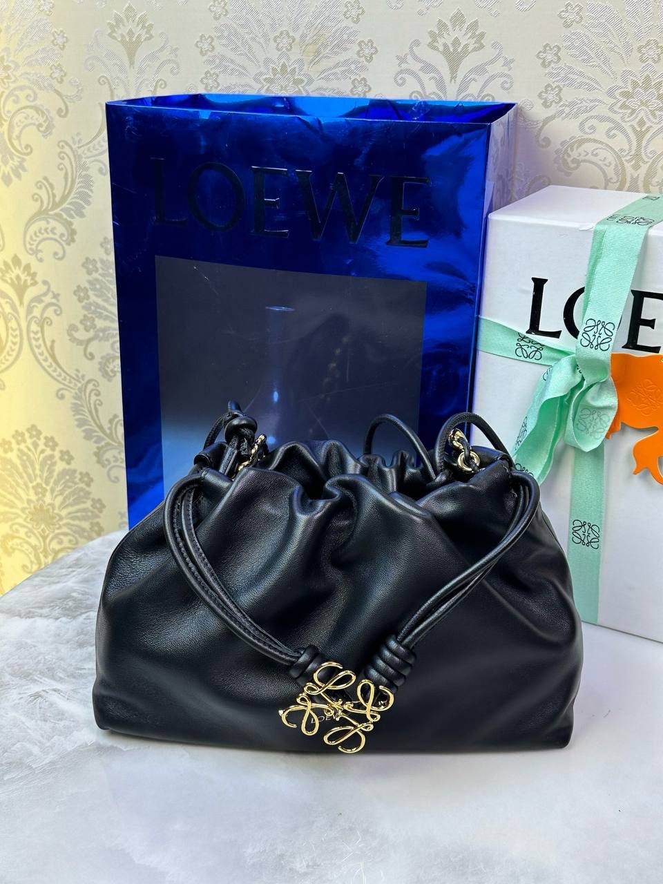 论一个包💼如何变得更高级系列‼️ 👉🏻胸针➕宽肩带➕球吊饰 （特别提醒⏰：所有配饰都需要另外购买‼️）